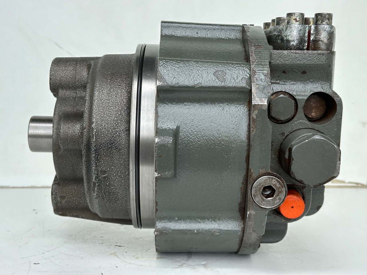 Liebherr Hydraulikeinbaumotor CMVE O 108. ID-Nr.10118562 - ID-Nr.10132610 - ID-Nr.10129048. LOS1916, LOS916, LOS926, R906, R916, R918, R920, R922, R924, R926COMP, R926, R936. #28313# - Hydraulikmotor für Baumaschine: das Bild 4 Liebherr Hydraulikeinbaumotor CMVE O 108. ID-Nr.10118562 - ID-Nr.10132610 - ID-Nr.10129048. LOS1916, LOS916, LOS926, R906, R916, R918, R920, R922, R924, R926COMP, R926, R936. #28313# - Hydraulikmotor für Baumaschine: das Bild 4