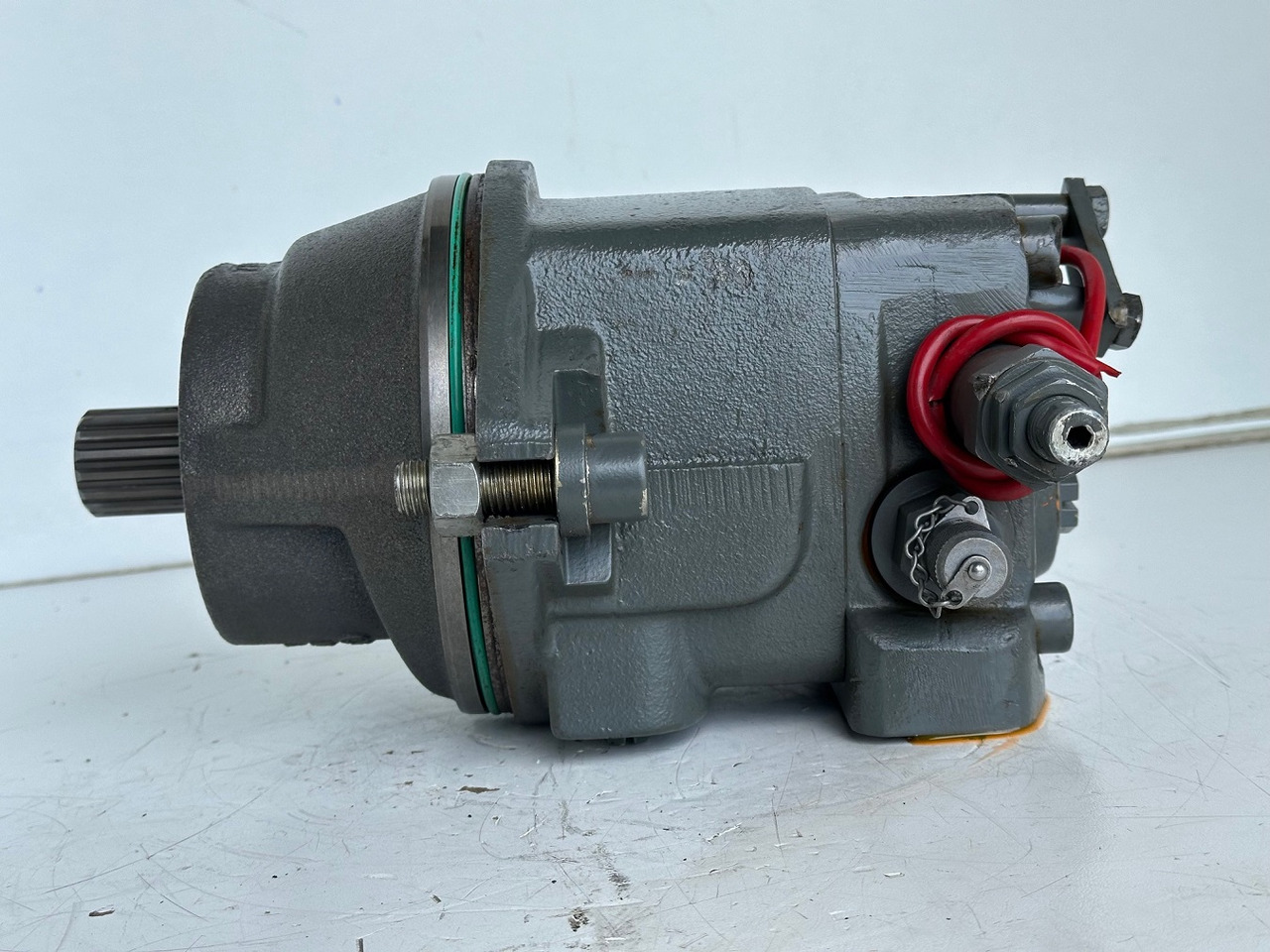 Liebherr Hydraulikeinbaumotor Typ:FMF058, ID-Nr.10122576 - ID-Nr.10145827 - ID-Nr.11371069. LOS1906, P924 COMP , R906, R906 PROTO, R916, R922, R924, R924 COMP, R926 COMP, R926 K LC. #39780# - Hydraulikmotor für Bagger: das Bild 4 Liebherr Hydraulikeinbaumotor Typ:FMF058, ID-Nr.10122576 - ID-Nr.10145827 - ID-Nr.11371069. LOS1906, P924 COMP , R906, R906 PROTO, R916, R922, R924, R924 COMP, R926 COMP, R926 K LC. #39780# - Hydraulikmotor für Bagger: das Bild 4