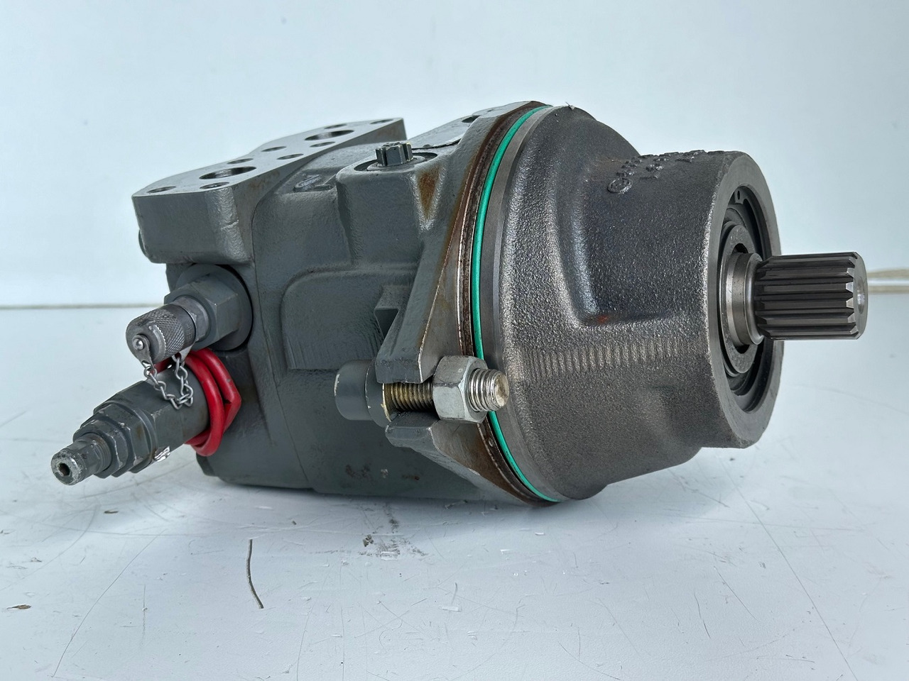 Liebherr Hydraulikeinbaumotor Typ:FMF058, ID-Nr.10122576 - ID-Nr.10145827 - ID-Nr.11371069. LOS1906, P924 COMP , R906, R906 PROTO, R916, R922, R924, R924 COMP, R926 COMP, R926 K LC. #39780# - Hydraulikmotor für Bagger: das Bild 2 Liebherr Hydraulikeinbaumotor Typ:FMF058, ID-Nr.10122576 - ID-Nr.10145827 - ID-Nr.11371069. LOS1906, P924 COMP , R906, R906 PROTO, R916, R922, R924, R924 COMP, R926 COMP, R926 K LC. #39780# - Hydraulikmotor für Bagger: das Bild 2