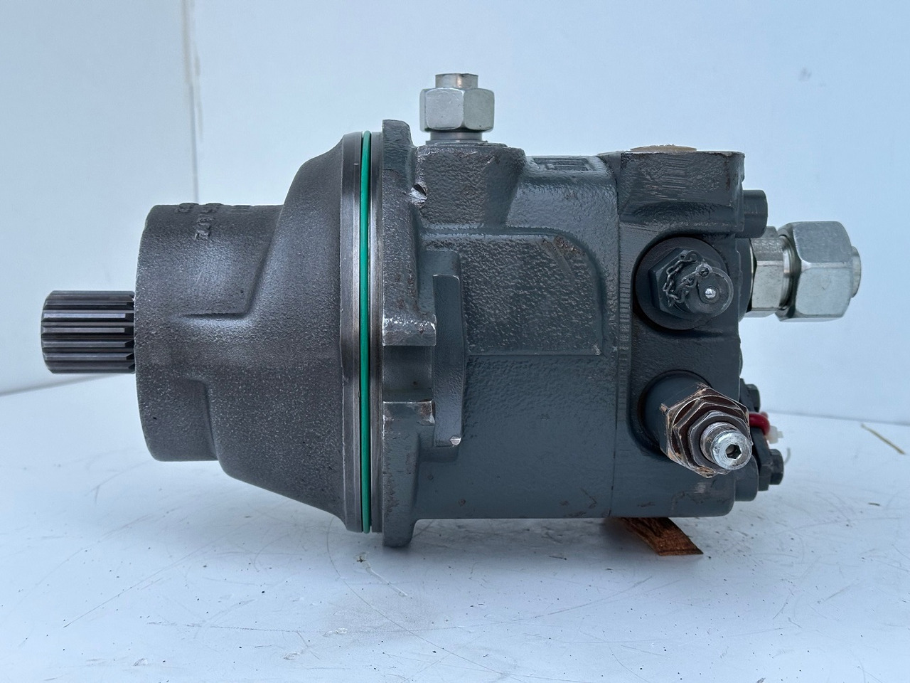 Liebherr Hydraulikeinbaumotor Typ:FMF090. ID-Nr.10139164 - ID-Nr.11371743. R946 LC, R946 LC-V, R946 NLC, R946 S-HD, R950 LC-V, R950 S-HD, R950. #11371743.11929# - Schwenkmotor für Bagger: das Bild 3 Liebherr Hydraulikeinbaumotor Typ:FMF090. ID-Nr.10139164 - ID-Nr.11371743. R946 LC, R946 LC-V, R946 NLC, R946 S-HD, R950 LC-V, R950 S-HD, R950. #11371743.11929# - Schwenkmotor für Bagger: das Bild 3