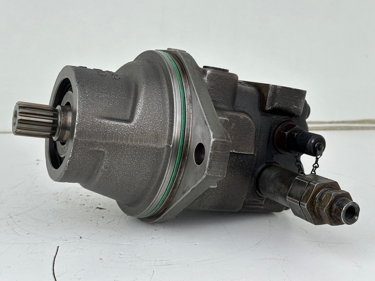 Liebherr Original Hydraulikeinbaumotor FMF045. ID-Nr.12464105. SAT250/287. LH18M, LH22C, LH22M, LH24M, LH26EC, LH26EM, LH26M. #12464105.20985# - Schwenkmotor für Baumaschine: das Bild 2 Liebherr Original Hydraulikeinbaumotor FMF045. ID-Nr.12464105. SAT250/287. LH18M, LH22C, LH22M, LH24M, LH26EC, LH26EM, LH26M. #12464105.20985# - Schwenkmotor für Baumaschine: das Bild 2