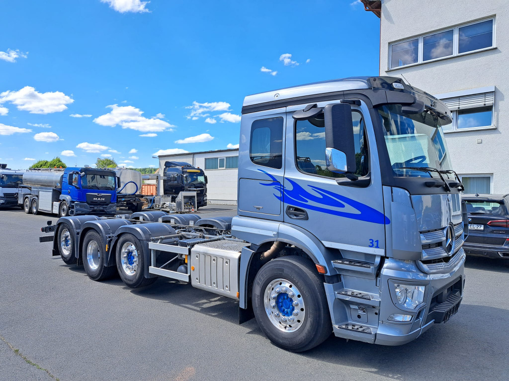 Mercedes Benz Actros 3243 8x2 1,2 & 4 Lenkachse, 2 & 4 Liftbar(Nr. 6051) - Fahrgestell LKW: das Bild 2 Mercedes Benz Actros 3243 8x2 1,2 & 4 Lenkachse, 2 & 4 Liftbar(Nr. 6051) - Fahrgestell LKW: das Bild 2