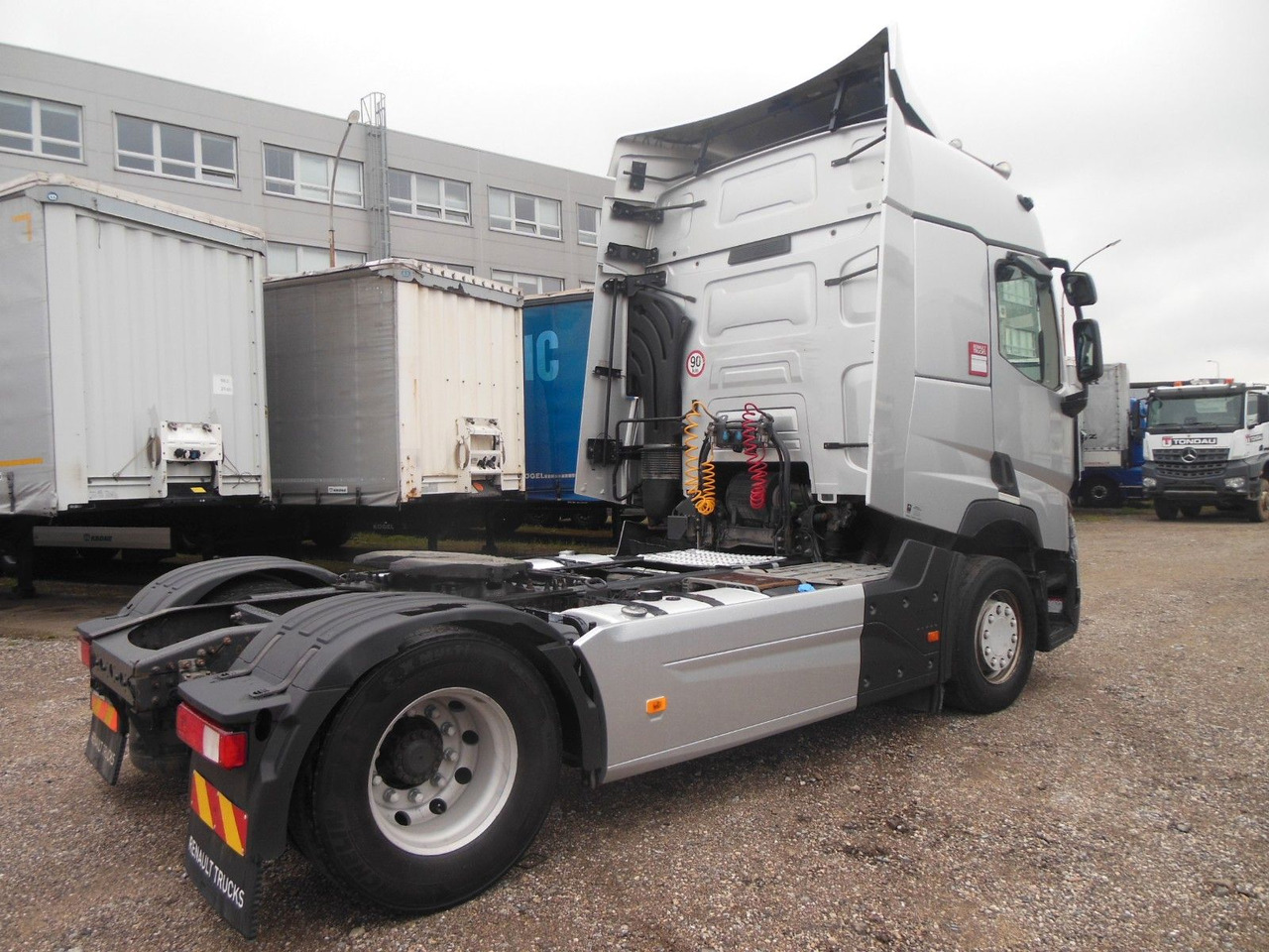 Renault T 440, STANDART, LEICHTER UNAFALL - Sattelzugmaschine: das Bild 3 Renault T 440, STANDART, LEICHTER UNAFALL - Sattelzugmaschine: das Bild 3