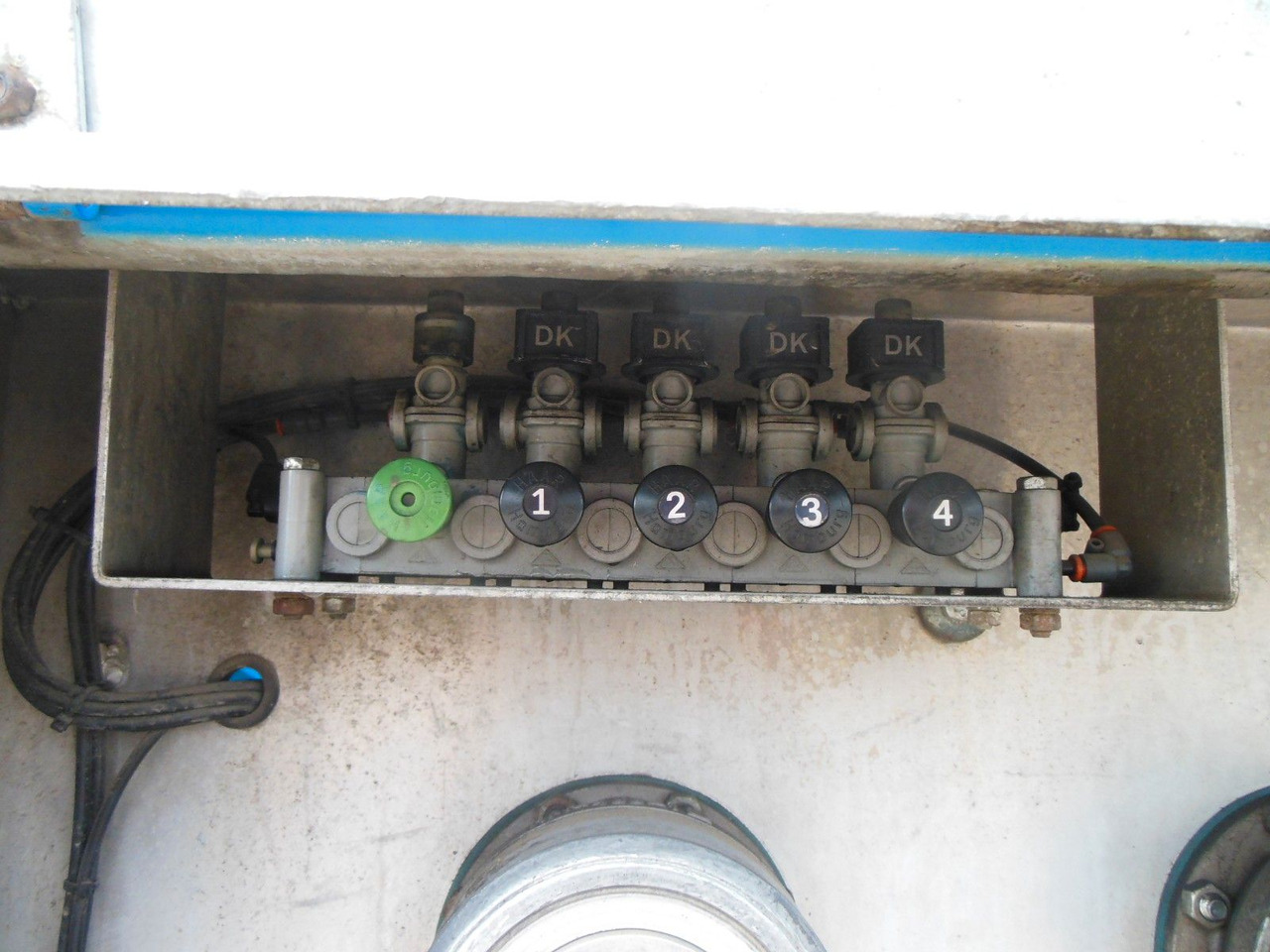 WILLIG/HALLER/HLS 240.45/2,NPC 04, 4 KAMMER - Tankauflieger: das Bild 5 WILLIG/HALLER/HLS 240.45/2,NPC 04, 4 KAMMER - Tankauflieger: das Bild 5