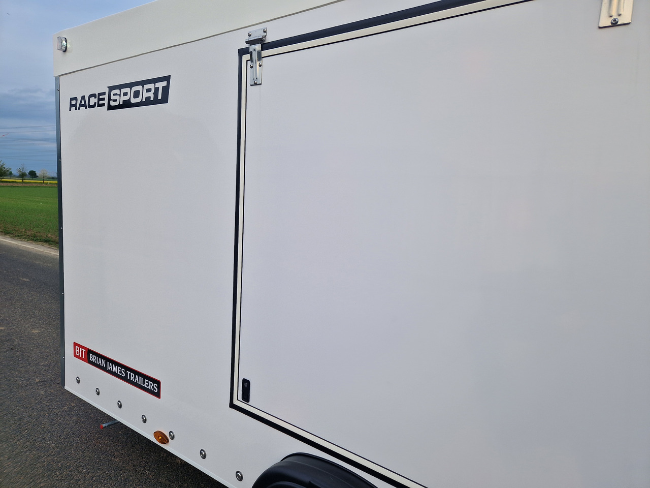 Autotransporter Anhänger BJT Race Sport Transporter 500x200x175cm E Winde Stauraum front 2600kg Modell 2024: das Bild 8