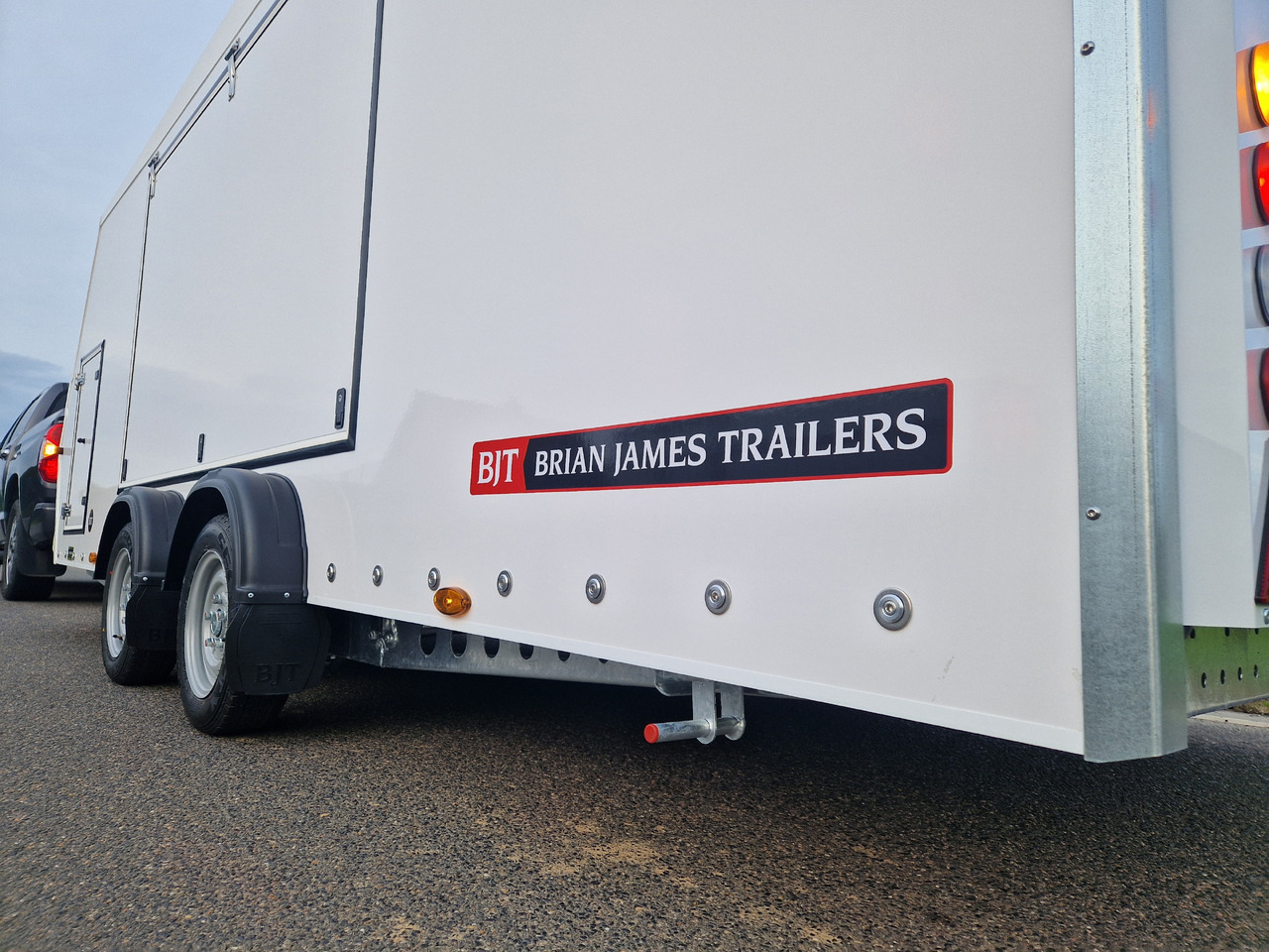 Autotransporter Anhänger BJT Race Sport Transporter 500x200x175cm E Winde Stauraum front 2600kg Modell 2024: das Bild 12