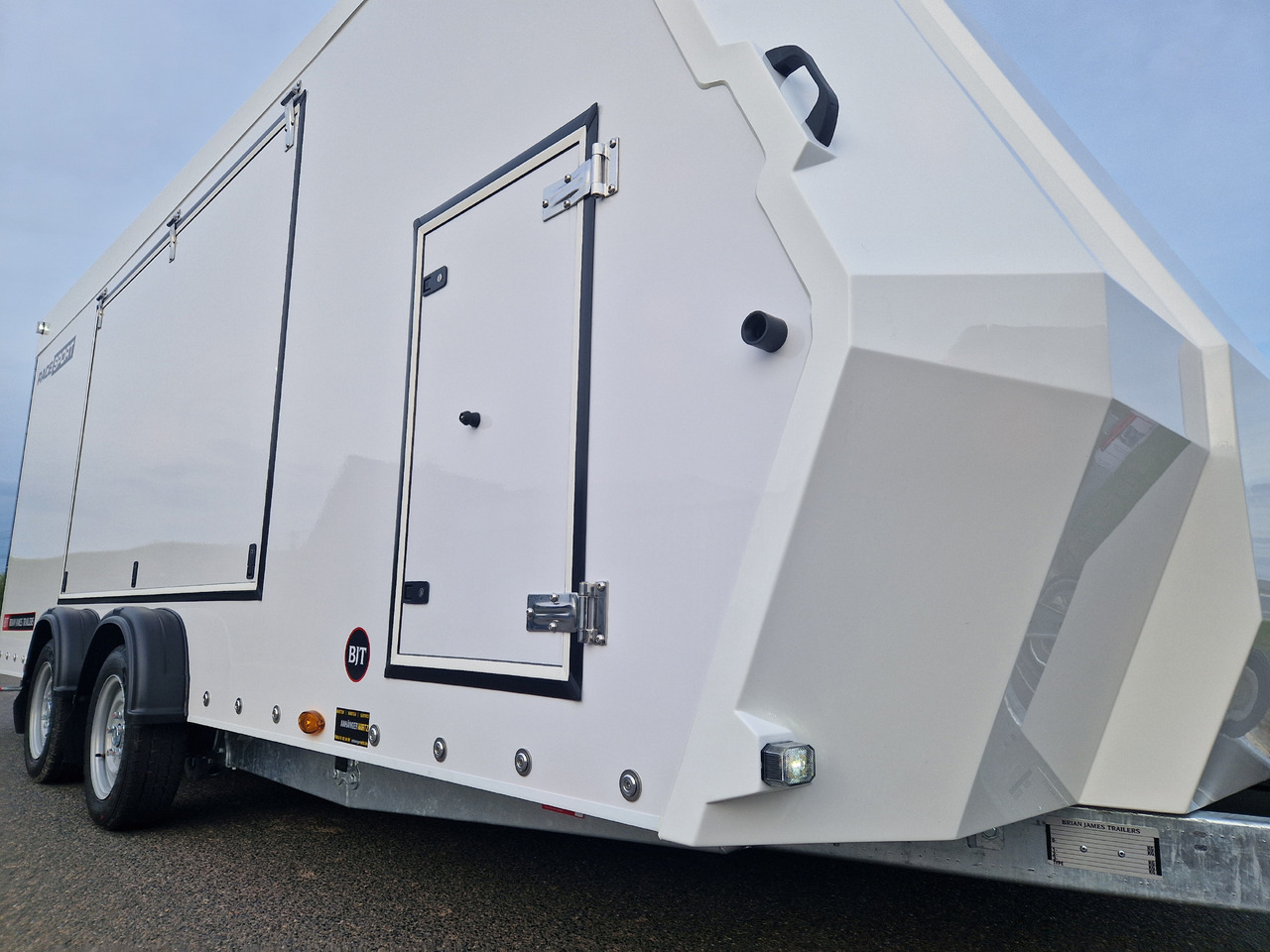 Autotransporter Anhänger BJT Race Sport Transporter 500x200x175cm E Winde Stauraum front 2600kg Modell 2024: das Bild 9