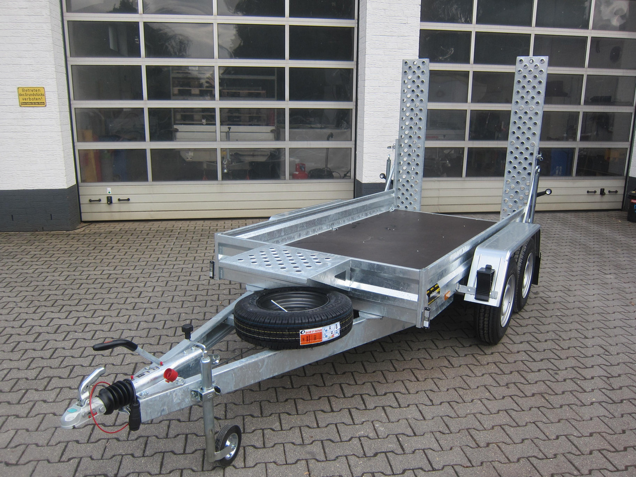 Baggeranhänger BUILDER M 300x145x20cm Rampen klappbar Reserverad (M) 2700kg Januar Aktion - Baumaschinenanhänger: das Bild 1 Baggeranhänger BUILDER M 300x145x20cm Rampen klappbar Reserverad (M) 2700kg Januar Aktion - Baumaschinenanhänger: das Bild 1