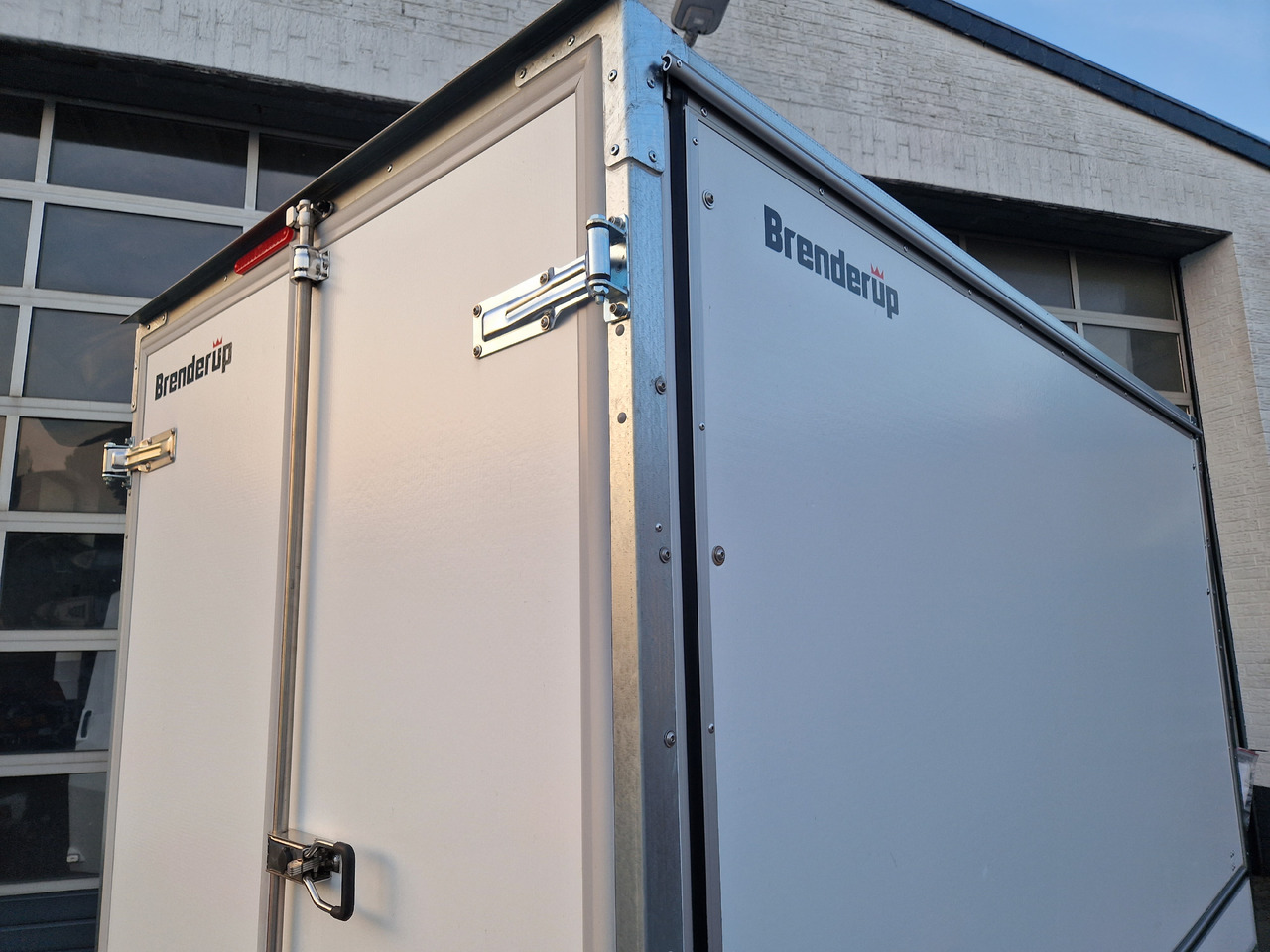 Brenderup Cargo Dynamic CD300 TB D ST SK 300x155x185cm Heck Seitentür Serviceklappe Wabe (M) 2000kg - Verkaufsanhänger: das Bild 4 Brenderup Cargo Dynamic CD300 TB D ST SK 300x155x185cm Heck Seitentür Serviceklappe Wabe (M) 2000kg - Verkaufsanhänger: das Bild 4