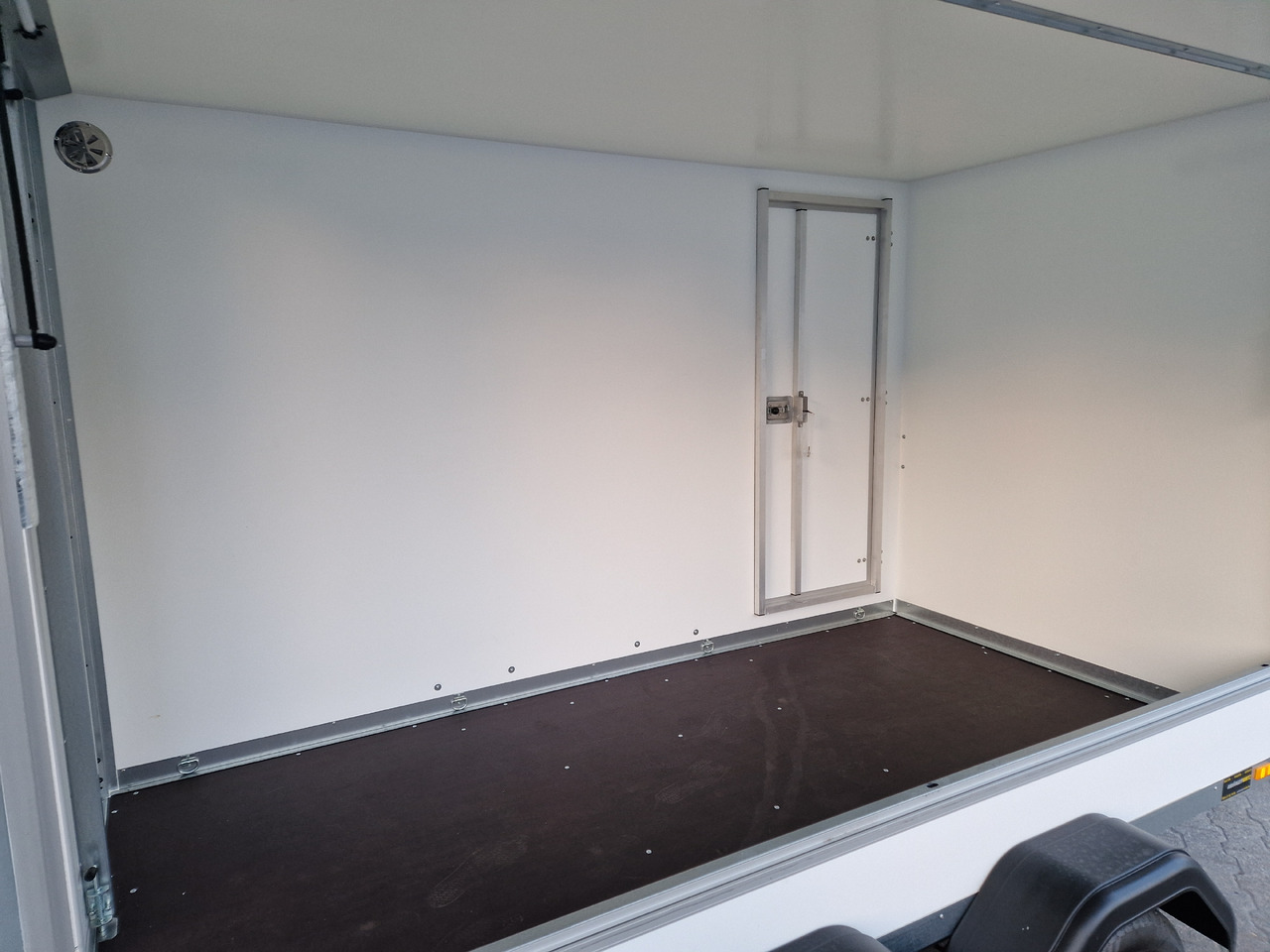 Brenderup Cargo Dynamic CD300 TB D ST SK 300x155x185cm Heck Seitentür Serviceklappe Wabe (M) 2000kg - Verkaufsanhänger: das Bild 5 Brenderup Cargo Dynamic CD300 TB D ST SK 300x155x185cm Heck Seitentür Serviceklappe Wabe (M) 2000kg - Verkaufsanhänger: das Bild 5