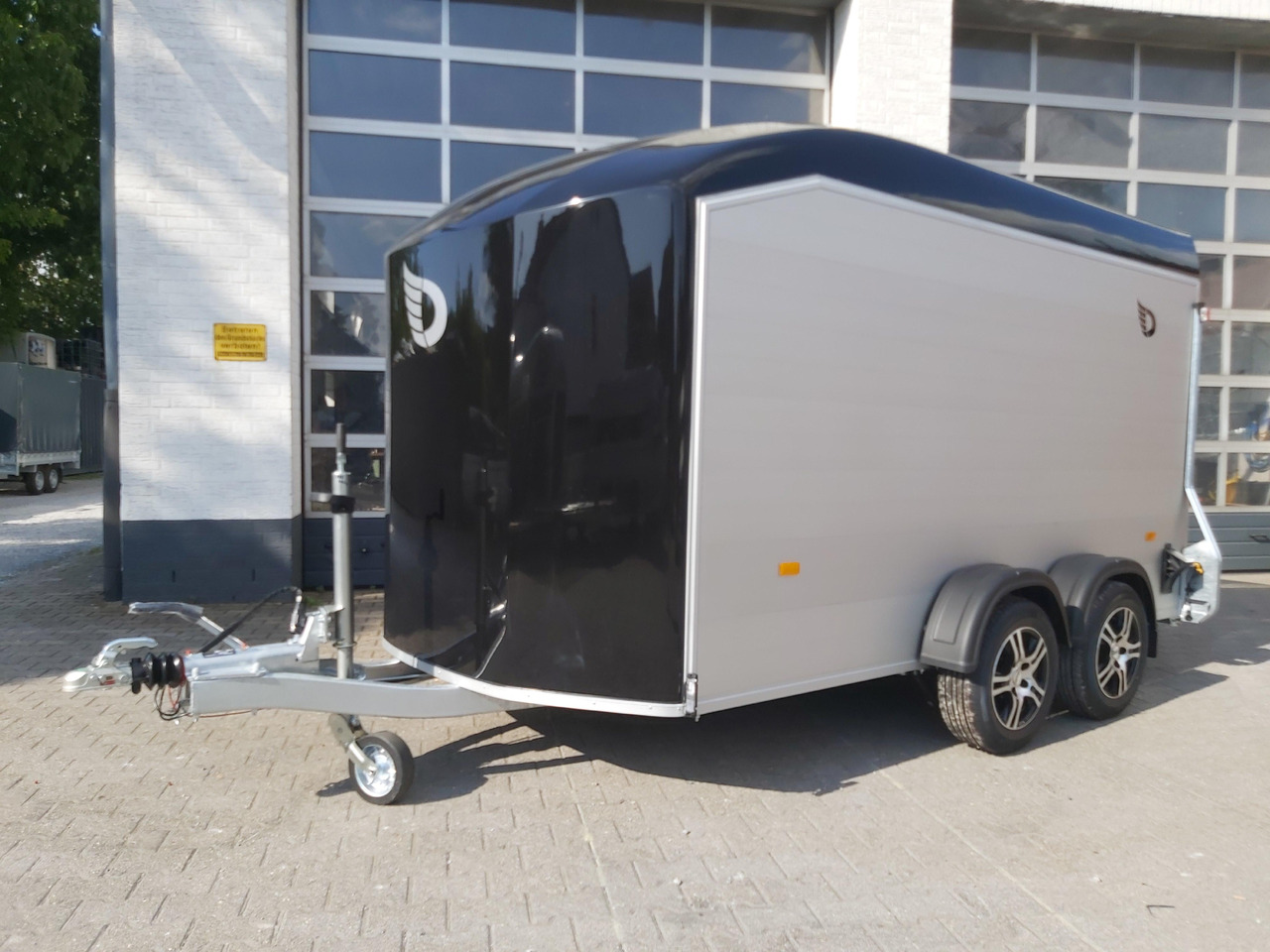 Cargo Roadster 700 375x180x200cm Alu black Alufelgen 2600kg Pullman 100km Herbst Aktion Modell - PKW Anhänger: das Bild 1 Cargo Roadster 700 375x180x200cm Alu black Alufelgen 2600kg Pullman 100km Herbst Aktion Modell - PKW Anhänger: das Bild 1