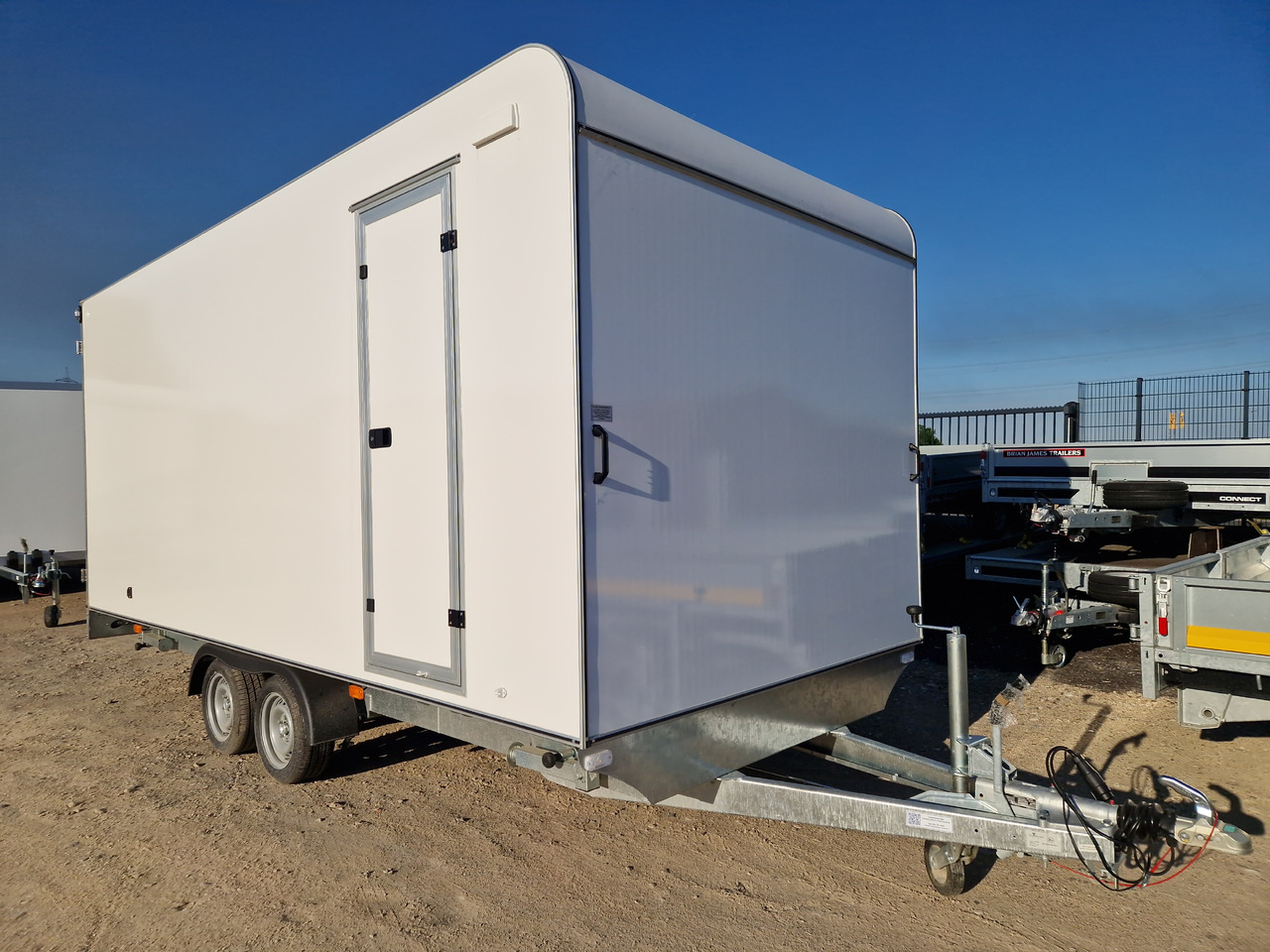 Hochlader Koffer TFSP 500T.00 500x220x210cm extrabreit aero Zurrs. Seitentür IL 13" 100 km/H 3000kg - Koffer Anhänger: das Bild 1 Hochlader Koffer TFSP 500T.00 500x220x210cm extrabreit aero Zurrs. Seitentür IL 13" 100 km/H 3000kg - Koffer Anhänger: das Bild 1