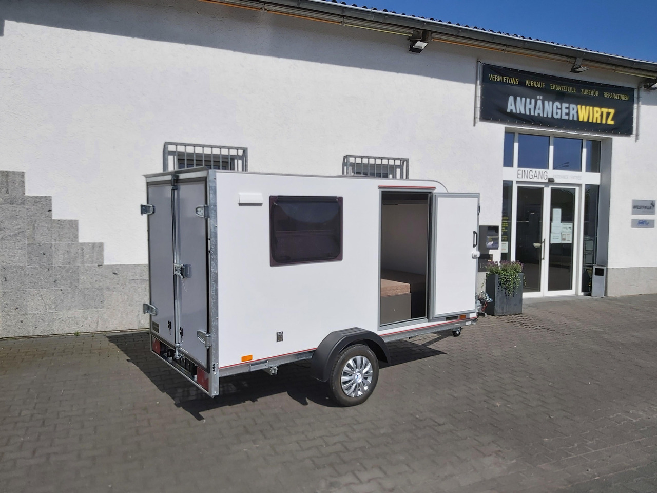 Kargo Camp TFS S Midi 320x150x150cm aero LUX Bett Fenster Seitentür Dachluke Strom 750kg Bremse 2024 - Wohnwagen: das Bild 3 Kargo Camp TFS S Midi 320x150x150cm aero LUX Bett Fenster Seitentür Dachluke Strom 750kg Bremse 2024 - Wohnwagen: das Bild 3