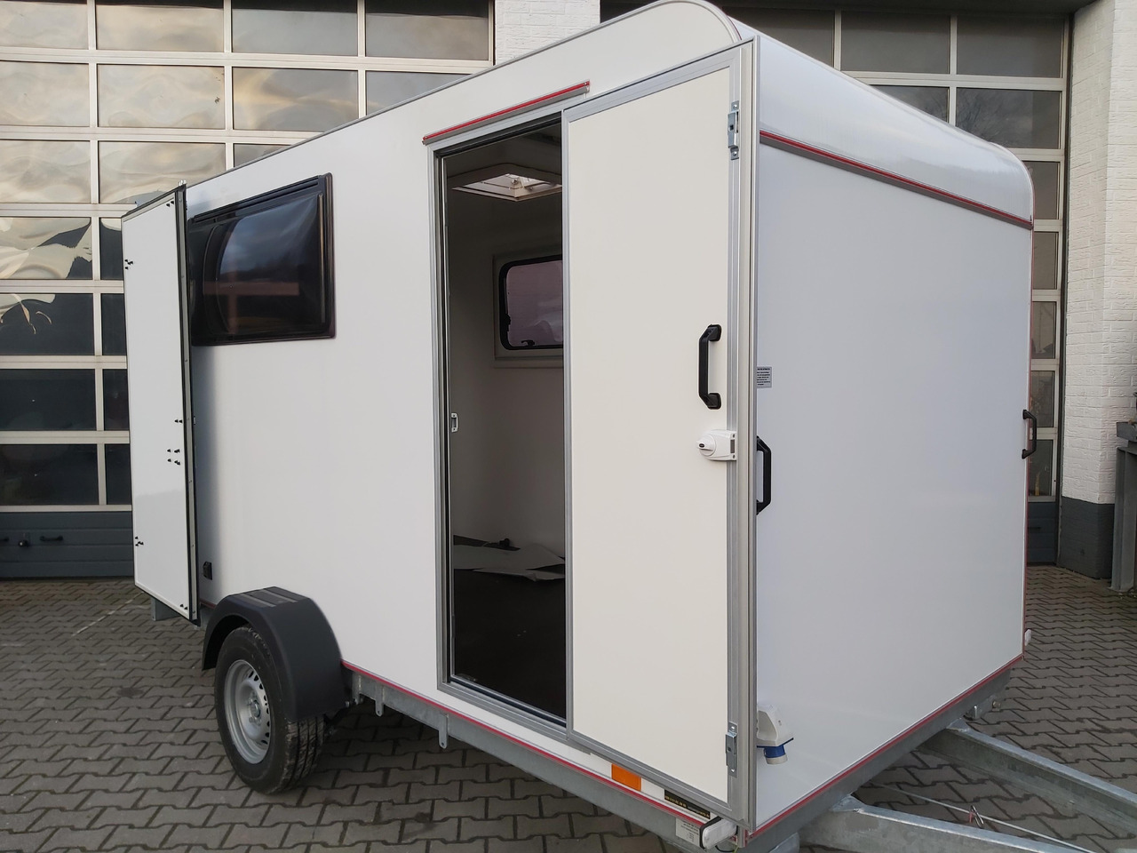 Koffer Sport Camp TFS 360.00 360x180x190cm aero Seitentür 2 Fenster+ DL IL 230V 1300kg 100km/H - Wohnwagen: das Bild 3 Koffer Sport Camp TFS 360.00 360x180x190cm aero Seitentür 2 Fenster+ DL IL 230V 1300kg 100km/H - Wohnwagen: das Bild 3