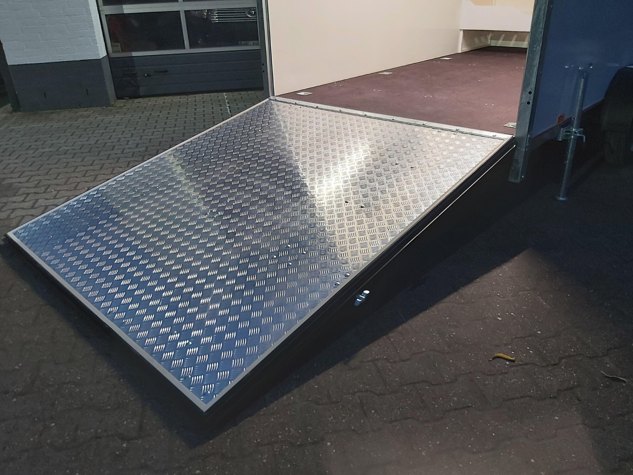 Koffer Sport Camp TFS 360.01 360x200x210cm aero Seitentür Heckrampe Fenster Bett (L) 100kmH 1300kg - Wohnwagen: das Bild 4 Koffer Sport Camp TFS 360.01 360x200x210cm aero Seitentür Heckrampe Fenster Bett (L) 100kmH 1300kg - Wohnwagen: das Bild 4