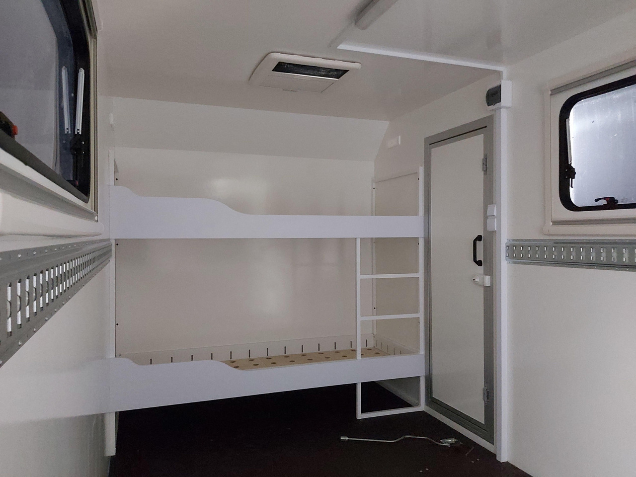 Koffer Sport Camp TFS 360.01 360x200x210cm aero Seitentür Heckrampe Fenster Bett (L) 100kmH 1300kg - Wohnwagen: das Bild 5 Koffer Sport Camp TFS 360.01 360x200x210cm aero Seitentür Heckrampe Fenster Bett (L) 100kmH 1300kg - Wohnwagen: das Bild 5