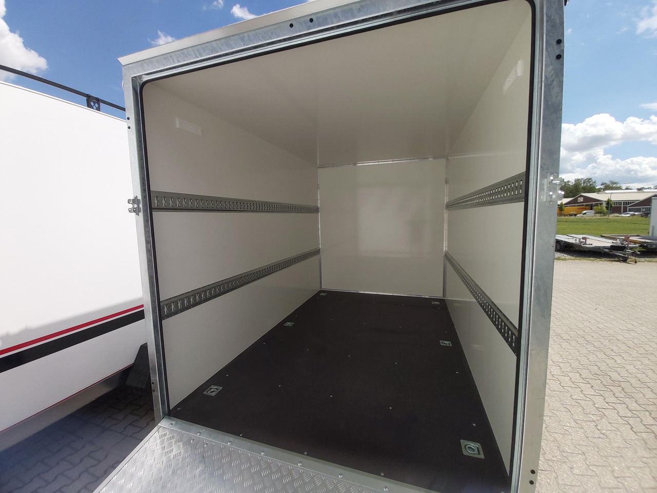 Verkaufsanhänger Koffer Sport Camp TFS 550.01 550x200x210cm Heckrampe Wohnabteil Premium 100km/H 2700kg AKTION: das Bild 7