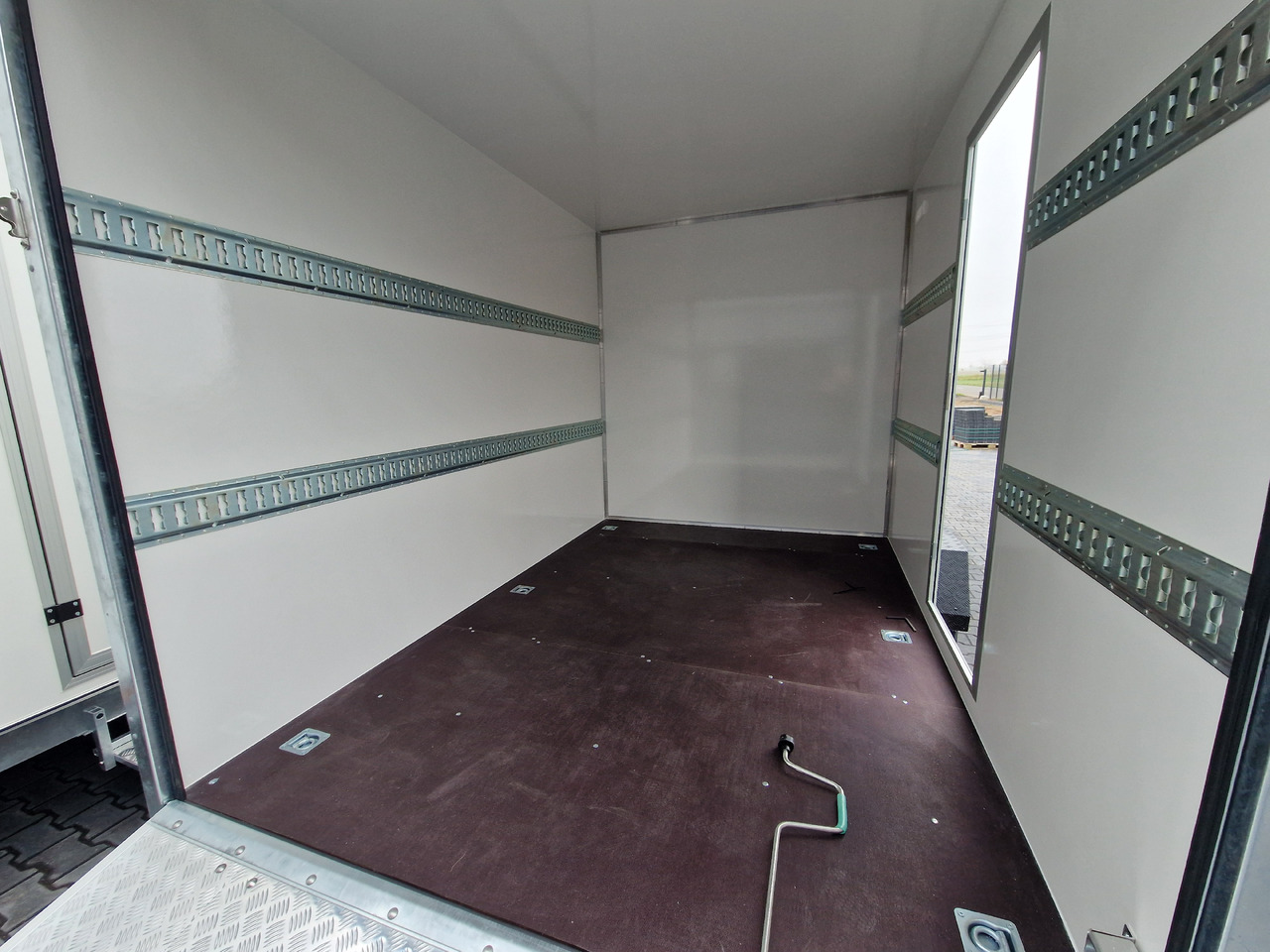 Koffer Sport Camp TFS 550.01 550x200x210cm Laderaum ST & Wohnabteil 2700kg - Wohnwagen: das Bild 5 Koffer Sport Camp TFS 550.01 550x200x210cm Laderaum ST & Wohnabteil 2700kg - Wohnwagen: das Bild 5