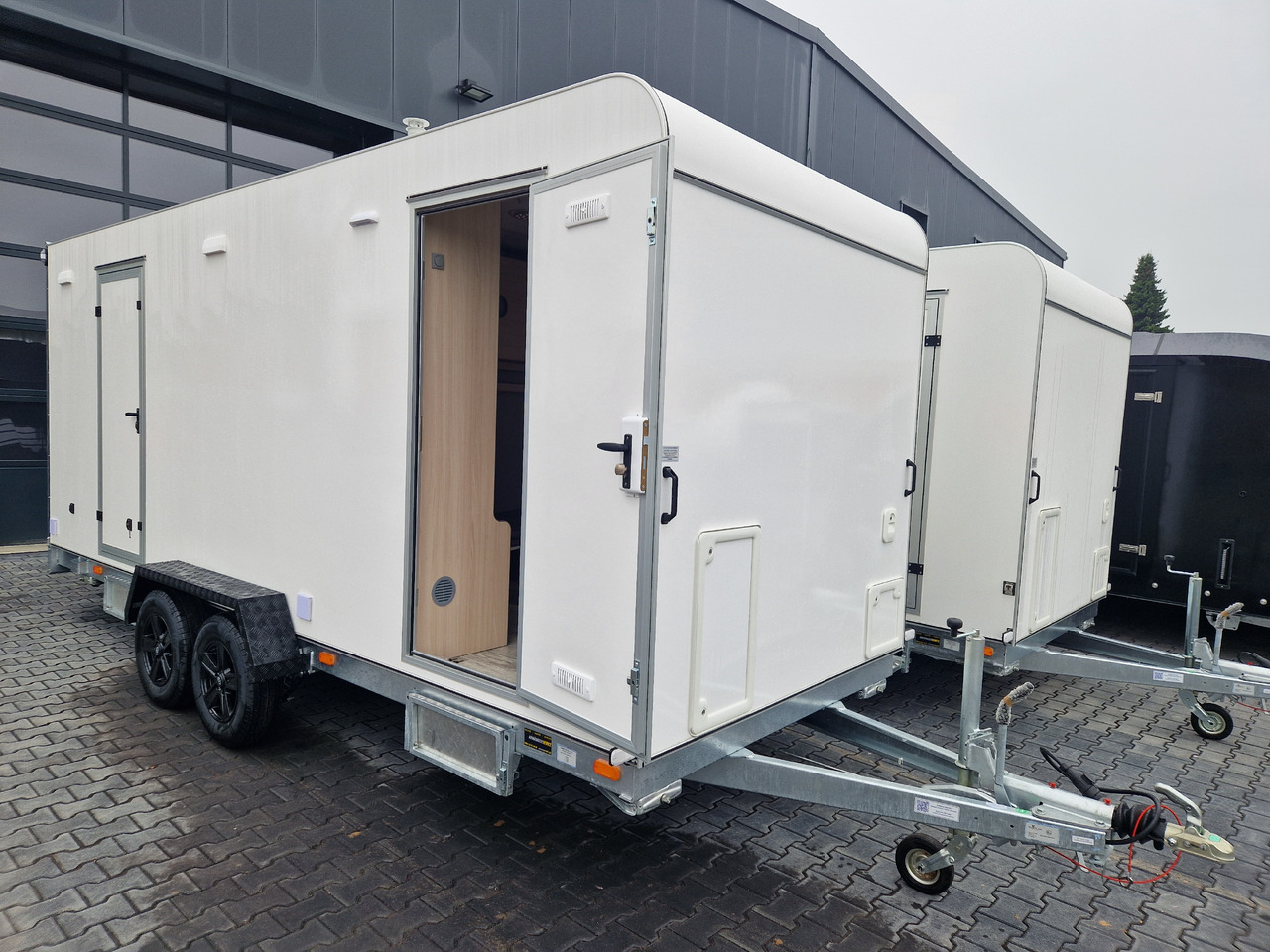 Koffer Sport Camp TFS 550.01 550x200x210cm Laderaum ST & Wohnabteil 2700kg - Wohnwagen: das Bild 1 Koffer Sport Camp TFS 550.01 550x200x210cm Laderaum ST & Wohnabteil 2700kg - Wohnwagen: das Bild 1