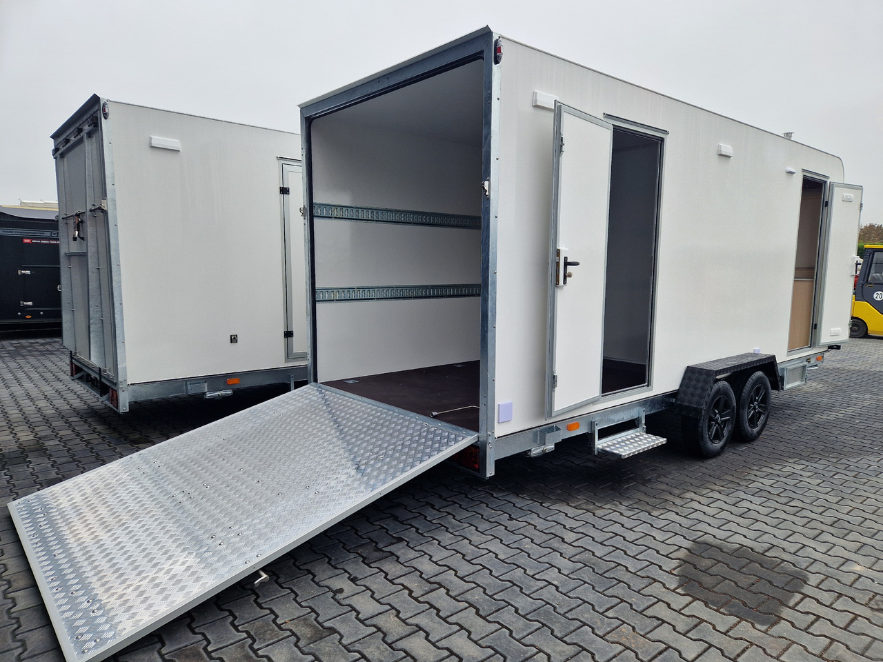 Koffer Sport Camp TFS 550.01 550x200x210cm Laderaum ST & Wohnabteil 2700kg - Wohnwagen: das Bild 2 Koffer Sport Camp TFS 550.01 550x200x210cm Laderaum ST & Wohnabteil 2700kg - Wohnwagen: das Bild 2