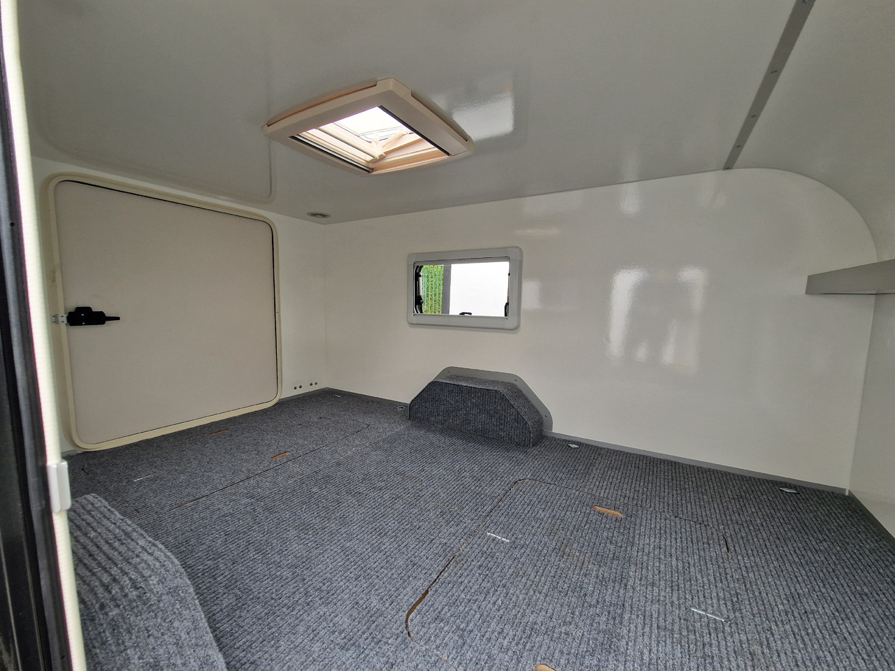 Mini Caravan Cargo Base Camp M+ wild 290cm Alufelgen 2 Fenster 100km/H 800kg - Wohnwagen: das Bild 4 Mini Caravan Cargo Base Camp M+ wild 290cm Alufelgen 2 Fenster 100km/H 800kg - Wohnwagen: das Bild 4