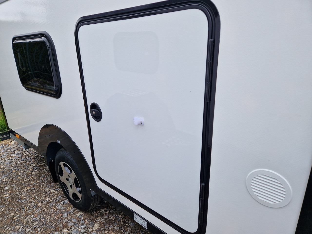 Mini Caravan Cargo Base Camp M+ wild 290cm Alufelgen 2 Fenster 100km/H 800kg - Wohnwagen: das Bild 2 Mini Caravan Cargo Base Camp M+ wild 290cm Alufelgen 2 Fenster 100km/H 800kg - Wohnwagen: das Bild 2