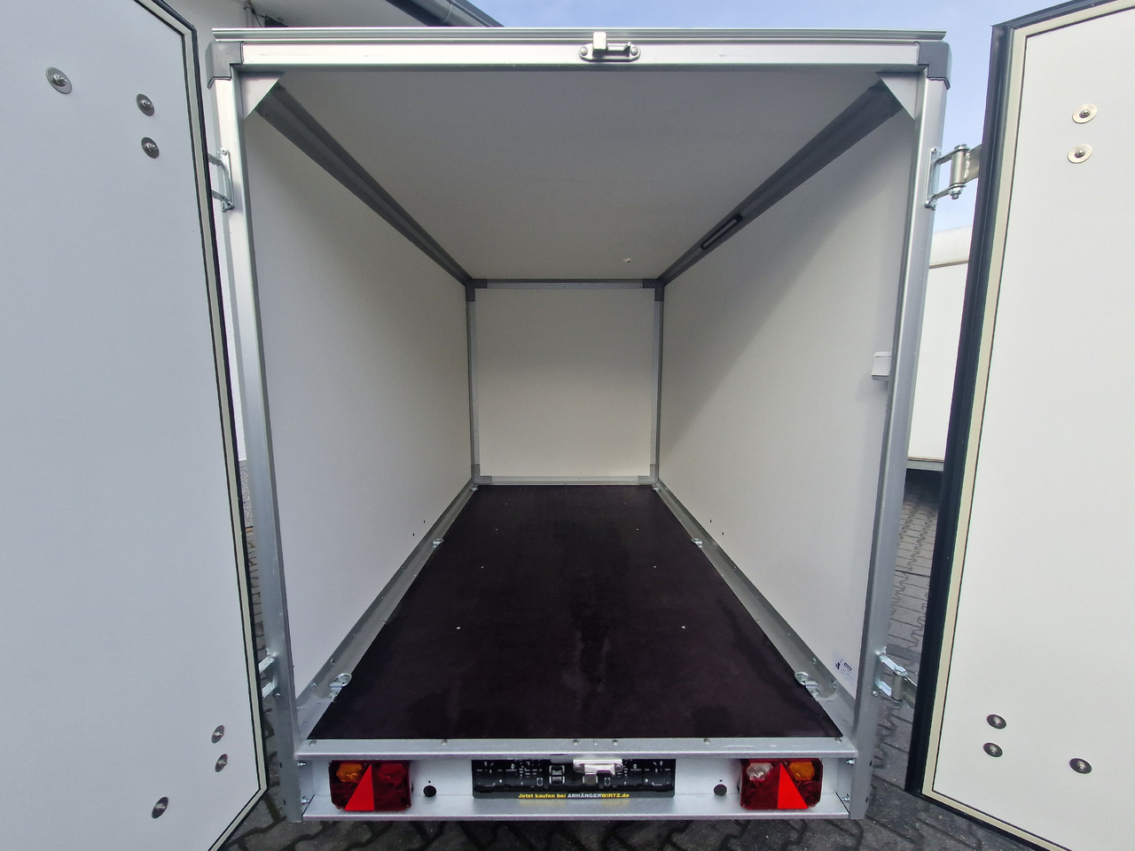 Koffer Anhänger Variant C1315 C2 Edition black 258x148x157cm Alufelgen darkline 1350kg 100km/H 2024 black deal: das Bild 7