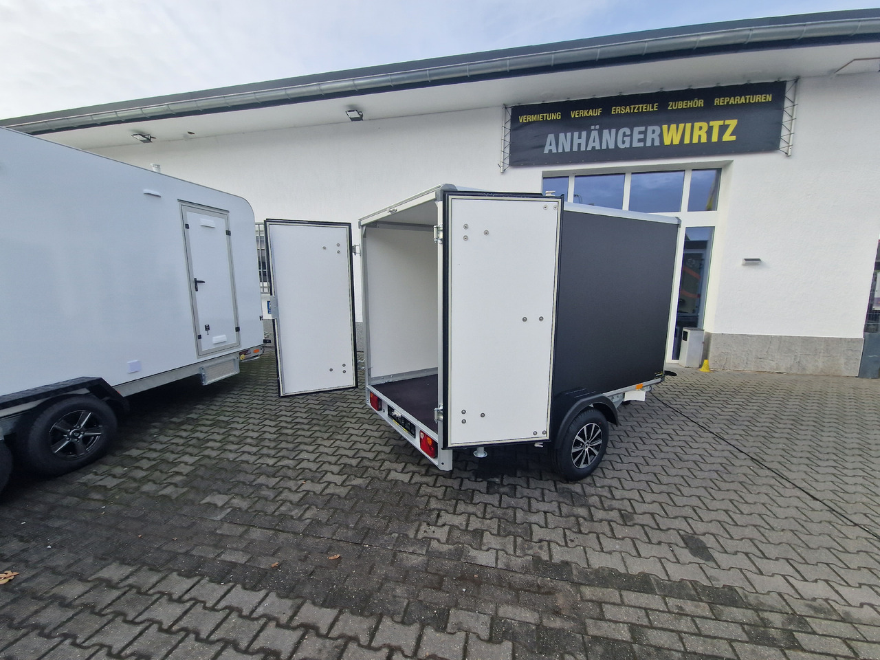 Koffer Anhänger Variant C1315 C2 Edition black 258x148x157cm Alufelgen darkline 1350kg 100km/H 2024 black deal: das Bild 9