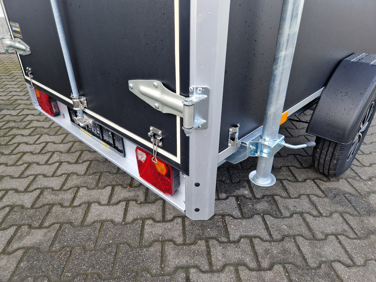 Koffer Anhänger Variant C1315 C2 Edition black 258x148x157cm Alufelgen darkline 1350kg 100km/H 2024 black deal: das Bild 10