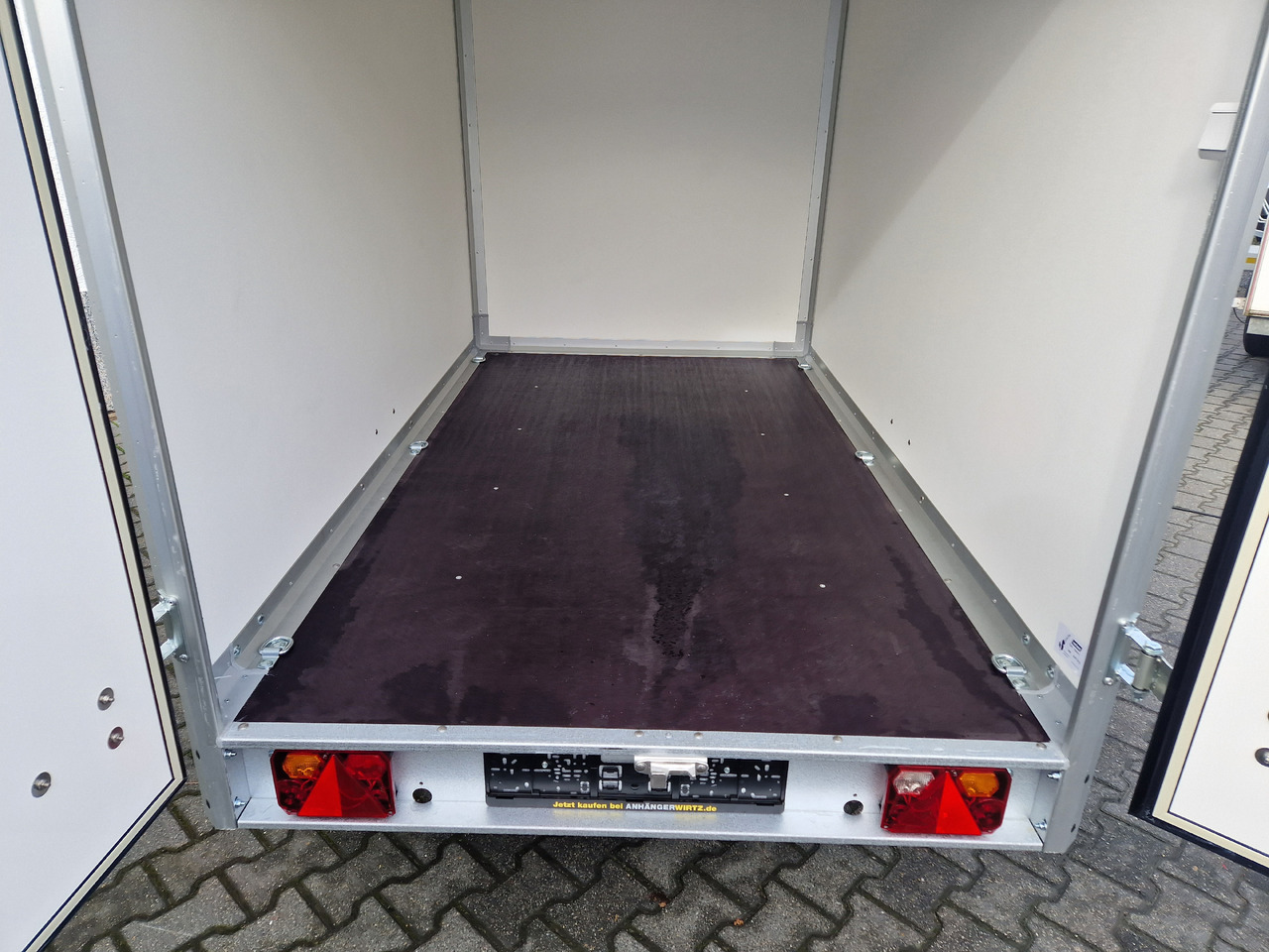 Koffer Anhänger Variant C1315 C2 Edition black 258x148x157cm Alufelgen darkline 1350kg 100km/H 2024 black deal: das Bild 8