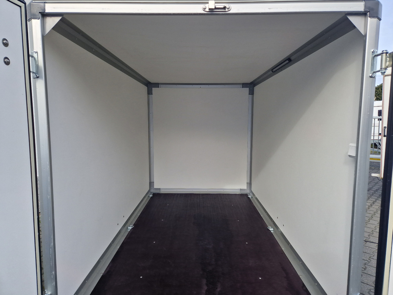 Koffer Anhänger Variant C1315 C2 Edition black 258x148x157cm Alufelgen darkline 1350kg 100km/H 2024 black deal: das Bild 11