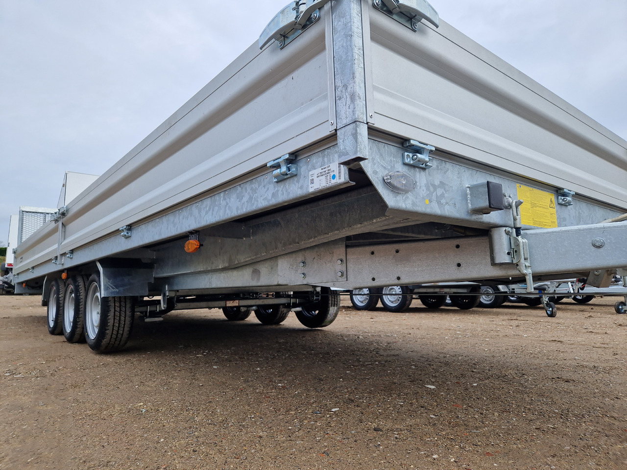 Variant Maschinentransporter 3563 UX Maxi Load 620x210x30cm LED Tridem Parabelfeder 3500kg Modell 24 - Baumaschinenanhänger: das Bild 4 Variant Maschinentransporter 3563 UX Maxi Load 620x210x30cm LED Tridem Parabelfeder 3500kg Modell 24 - Baumaschinenanhänger: das Bild 4
