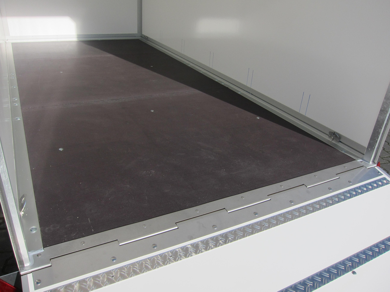 Leasing für  WM Meyer Koffer AZ 2740/185 S35 + Heckrampe 401x185x205cm (XL) 2700kg Januar Aktion Modell 2024 WM Meyer Koffer AZ 2740/185 S35 + Heckrampe 401x185x205cm (XL) 2700kg Januar Aktion Modell 2024: das Bild 8