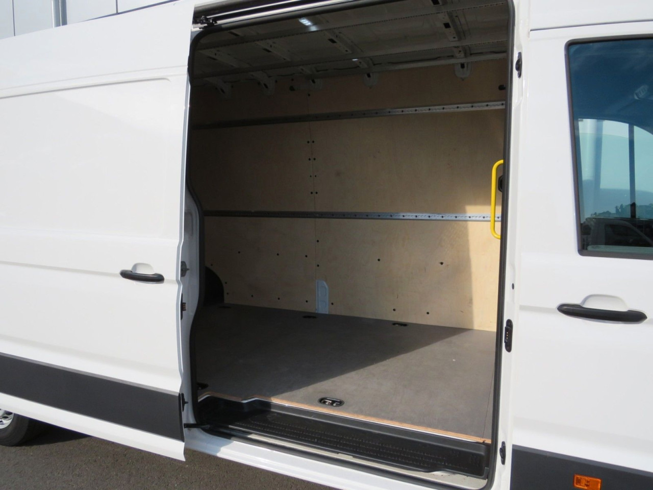 VOLKSWAGEN Crafter 35 L4H3 Kasten Euro6 Klima ZV - Kastenwagen: das Bild 2 VOLKSWAGEN Crafter 35 L4H3 Kasten Euro6 Klima ZV - Kastenwagen: das Bild 2