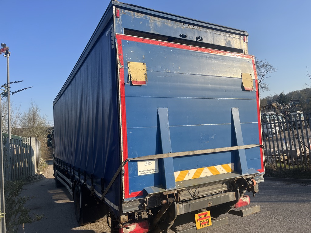 Scania P230 4x2 Curtain side - Plane LKW: das Bild 4 Scania P230 4x2 Curtain side - Plane LKW: das Bild 4