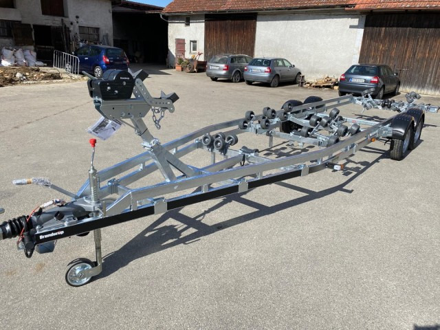 Brenderup Brenderup Premium Bootsanhänger 303500TB SRX mit Superrollen, 3,5 to. 8,7m/ 30 Fuß - Bootstrailer: das Bild 4 Brenderup Brenderup Premium Bootsanhänger 303500TB SRX mit Superrollen, 3,5 to. 8,7m/ 30 Fuß - Bootstrailer: das Bild 4