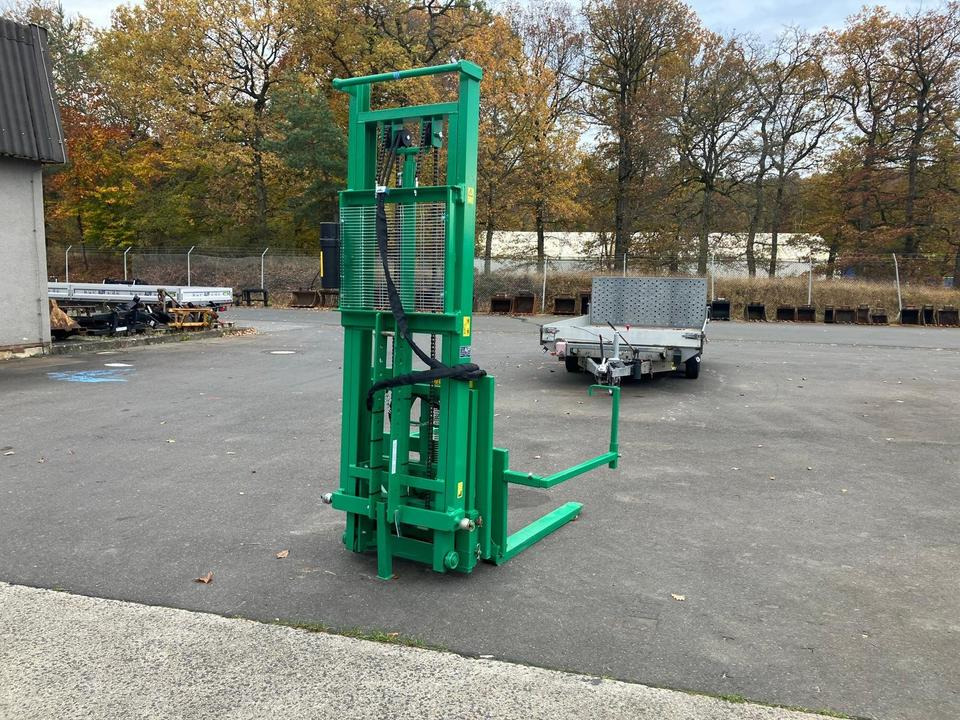 Heckstapler Dreipunkt mit Kistendrehgerät - Gabel: das Bild 2 Heckstapler Dreipunkt mit Kistendrehgerät - Gabel: das Bild 2