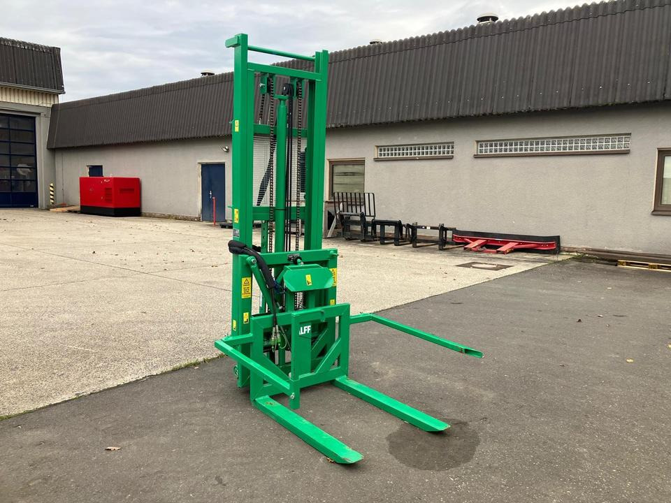 Heckstapler Dreipunkt mit Kistendrehgerät - Gabel: das Bild 1 Heckstapler Dreipunkt mit Kistendrehgerät - Gabel: das Bild 1