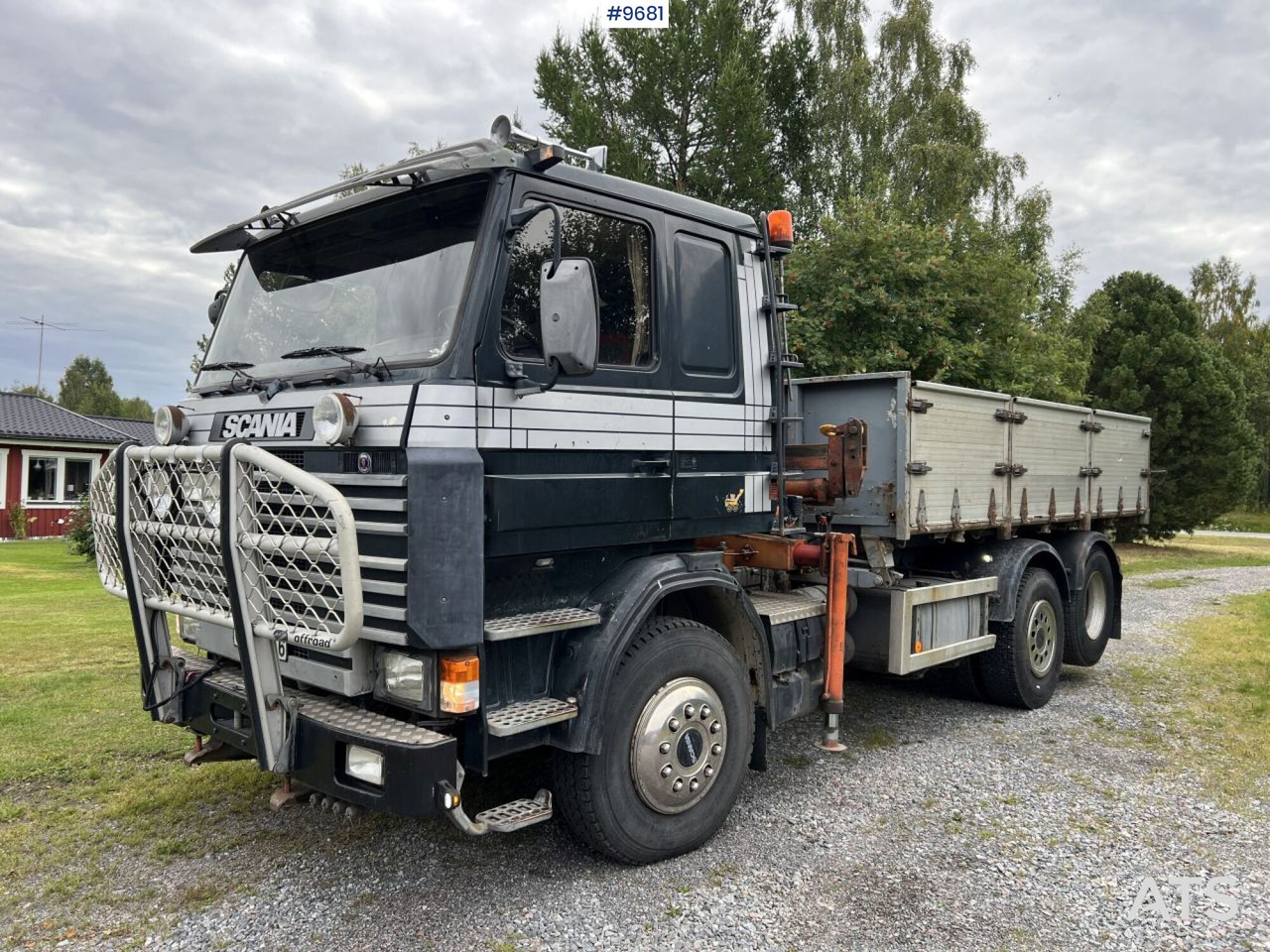Scania R93 HL 6X2 with Hiab crane and plow mount - Pritsche LKW, Autokran: das Bild 1 Scania R93 HL 6X2 with Hiab crane and plow mount - Pritsche LKW, Autokran: das Bild 1