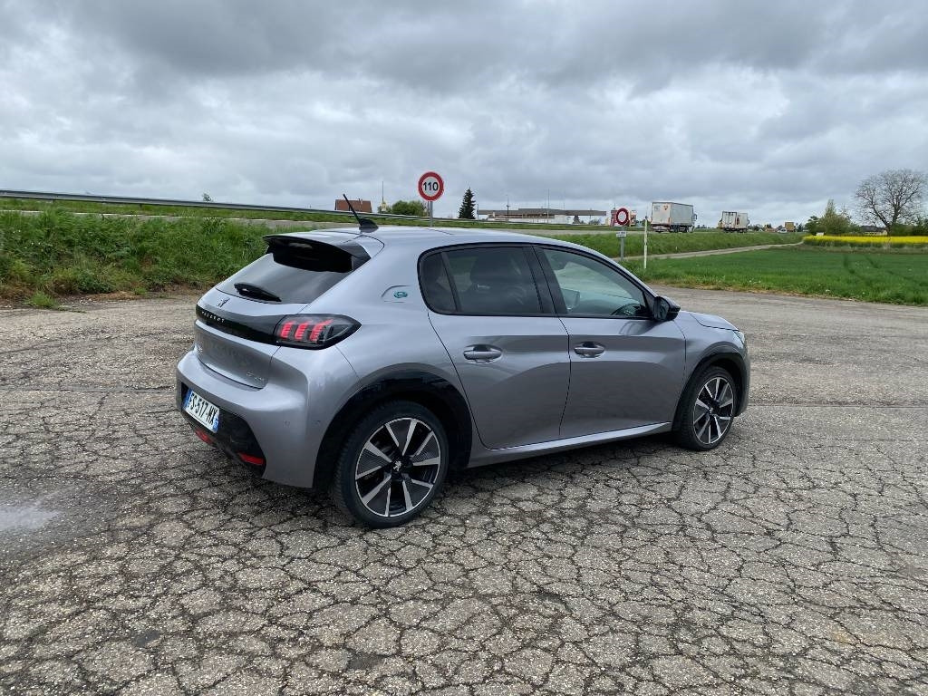 Peugeot e208 136/GT-Line Toit Panoramique 1er Main - PKW: das Bild 4 Peugeot e208 136/GT-Line Toit Panoramique 1er Main - PKW: das Bild 4