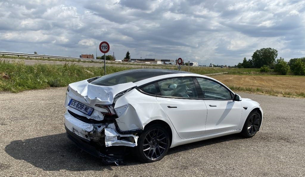 Tesla MODEL 3 5YJ3 Carte Grise Française endommagée - PKW: das Bild 4 Tesla MODEL 3 5YJ3 Carte Grise Française endommagée - PKW: das Bild 4