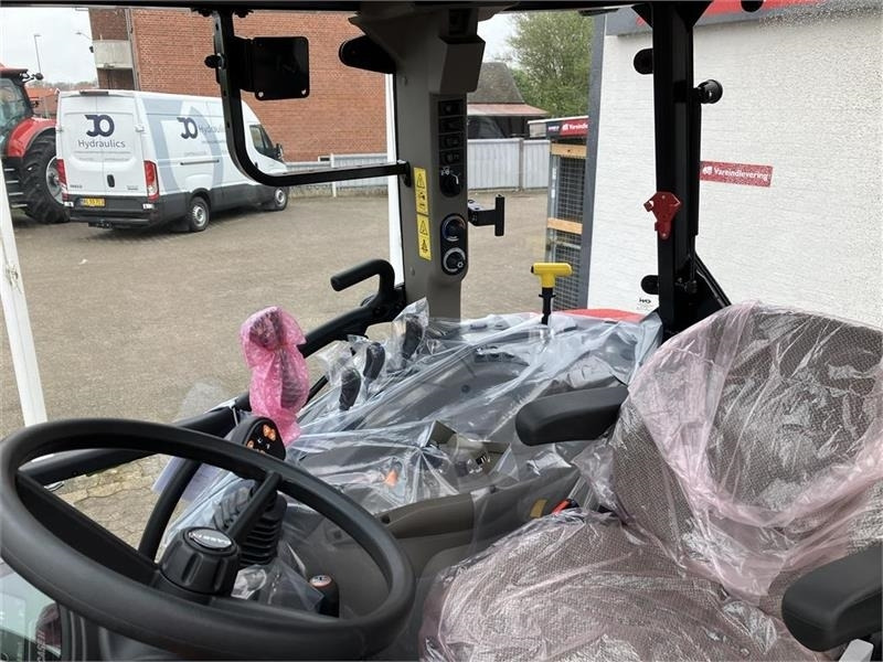 Traktor Case IH Farmall 100C: das Bild 6
