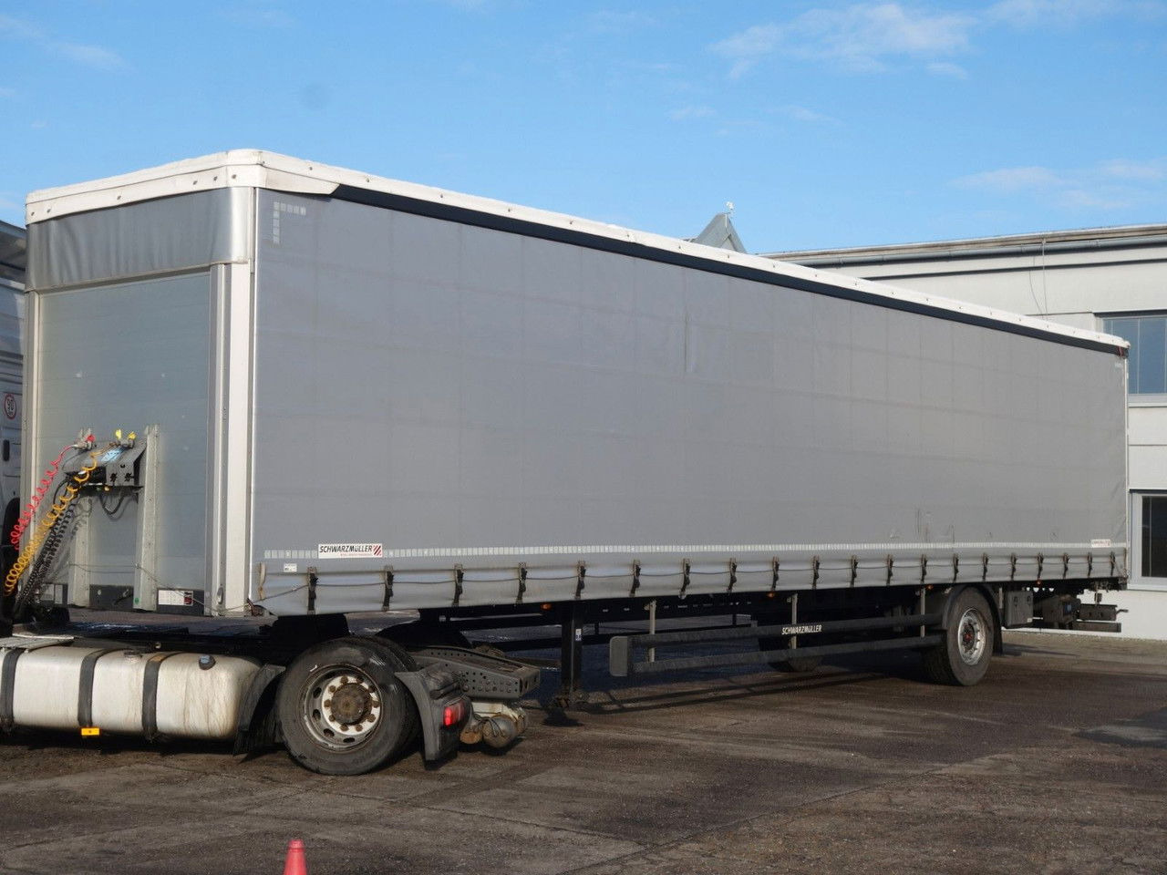 Schwarzmüller SPA 3/E Standard, 1 Achse, SAF SPA 3/E Standard, 1 Achse, SAF - Planenauflieger: das Bild 1 Schwarzmüller SPA 3/E Standard, 1 Achse, SAF SPA 3/E Standard, 1 Achse, SAF - Planenauflieger: das Bild 1