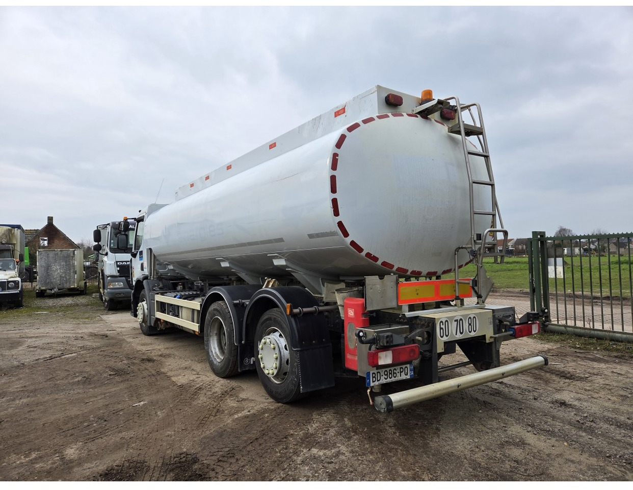 Renault Premium 340 6x2 Fuel Tank 18.540 L 3 compart Steering Axle Retarder Manual gearbox - Tankwagen: das Bild 4 Renault Premium 340 6x2 Fuel Tank 18.540 L 3 compart Steering Axle Retarder Manual gearbox - Tankwagen: das Bild 4