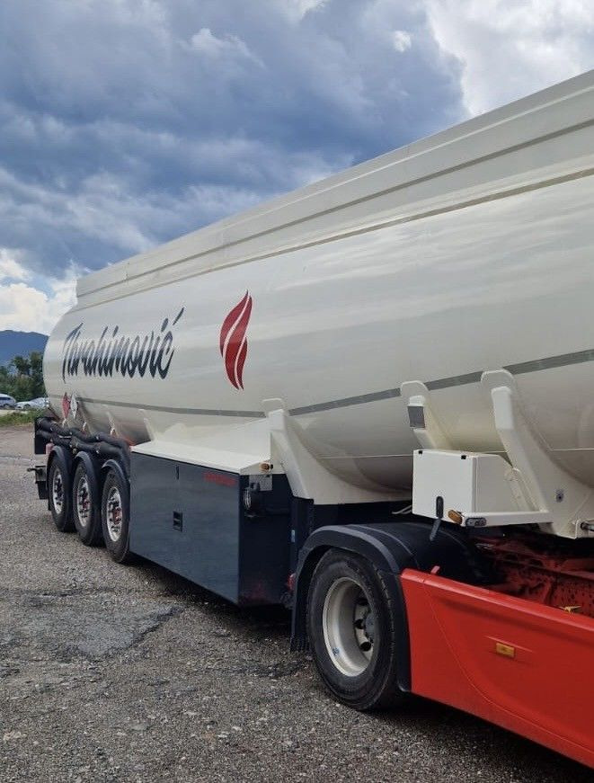 Schwarzmüller ADR, Diesel/Benzin Treibstoff, oben/unten, 3Kamm - Tankauflieger: das Bild 5 Schwarzmüller ADR, Diesel/Benzin Treibstoff, oben/unten, 3Kamm - Tankauflieger: das Bild 5