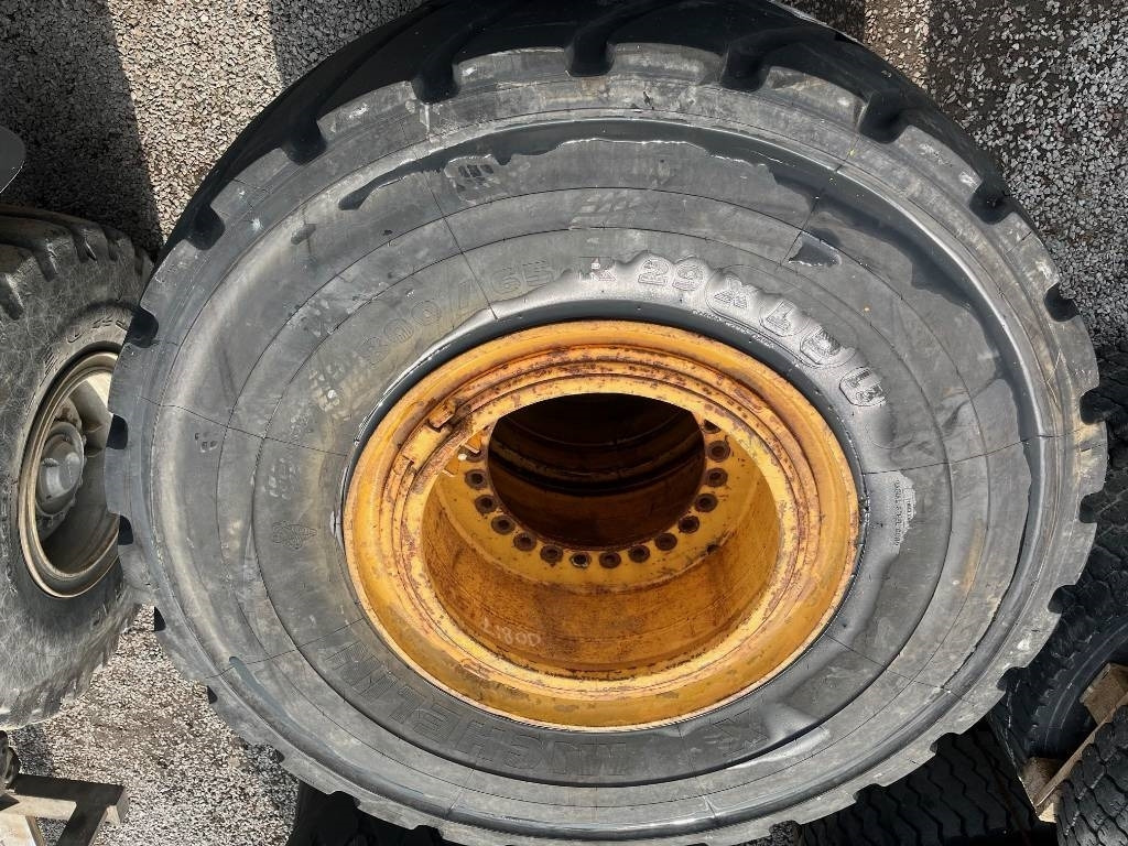 Michelin 800/65R29 XLD Volvo L150 L180 - Komplettrad: das Bild 5 Michelin 800/65R29 XLD Volvo L150 L180 - Komplettrad: das Bild 5