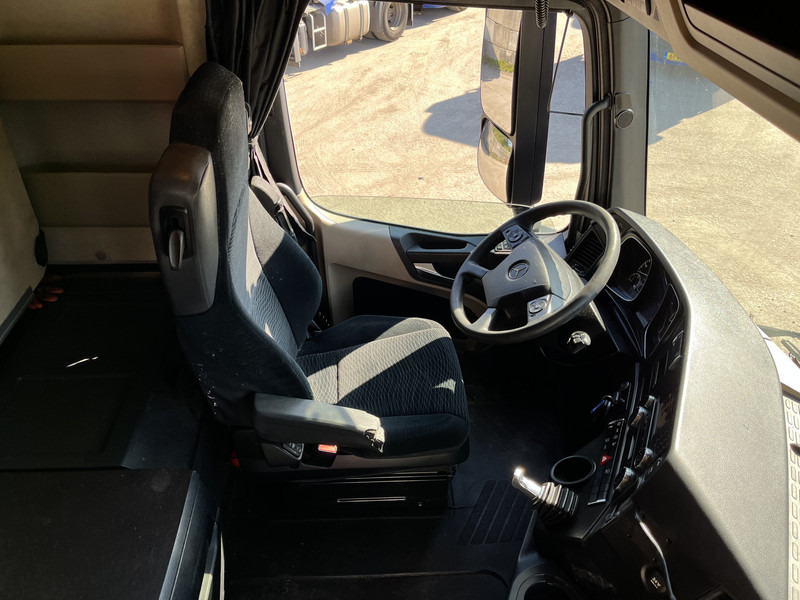 Mercedes-Benz Actros 1842 Streamspace / 937 dkm / 2 Tanks / NL Truck / 8x in stock - Sattelzugmaschine: das Bild 3 Mercedes-Benz Actros 1842 Streamspace / 937 dkm / 2 Tanks / NL Truck / 8x in stock - Sattelzugmaschine: das Bild 3