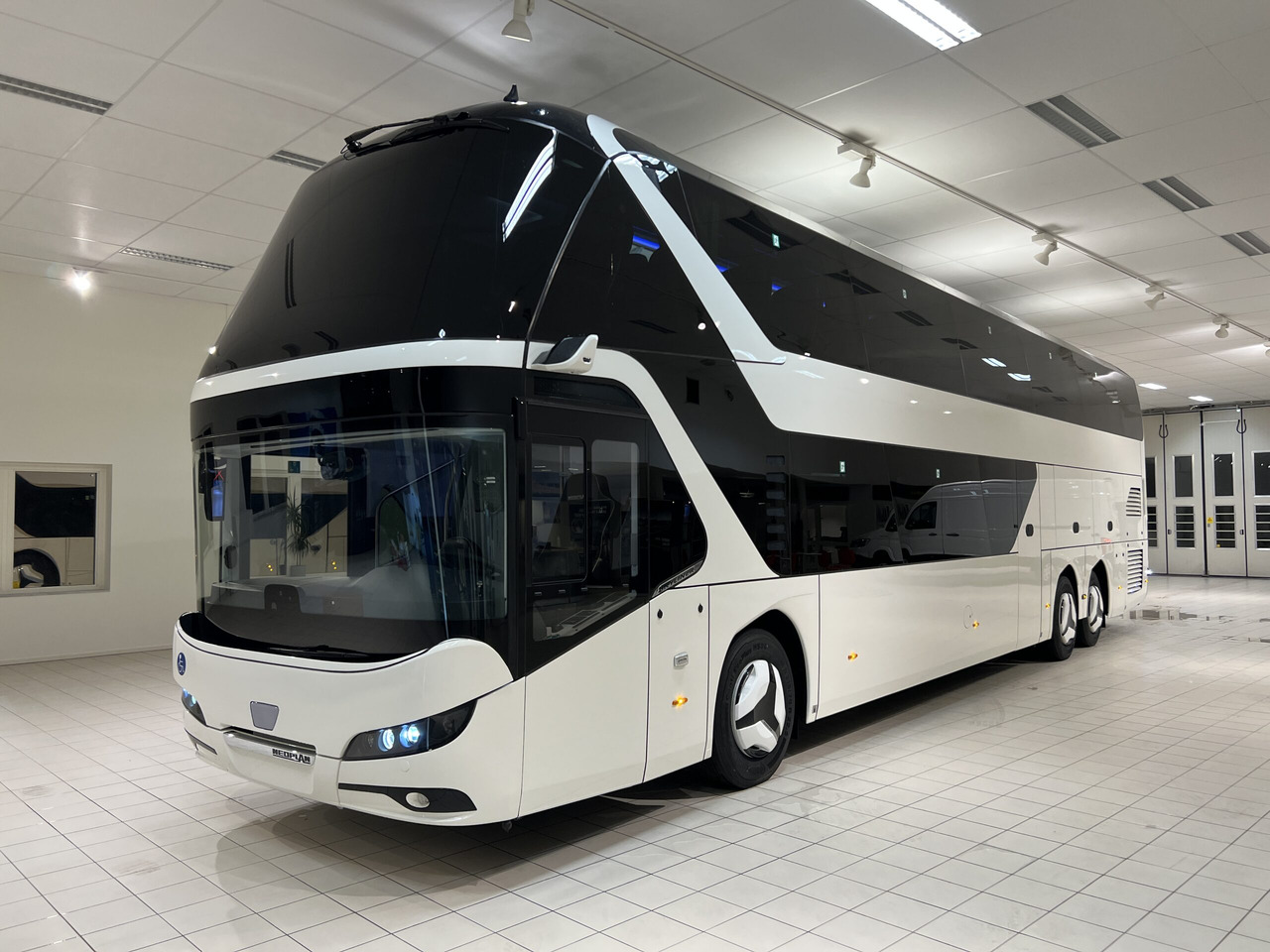 NEOPLAN SKYLINER P06 Euro 6E V.I.P / Exclusive Class (Dark Edition) - Reisebus: das Bild 2 NEOPLAN SKYLINER P06 Euro 6E V.I.P / Exclusive Class (Dark Edition) - Reisebus: das Bild 2