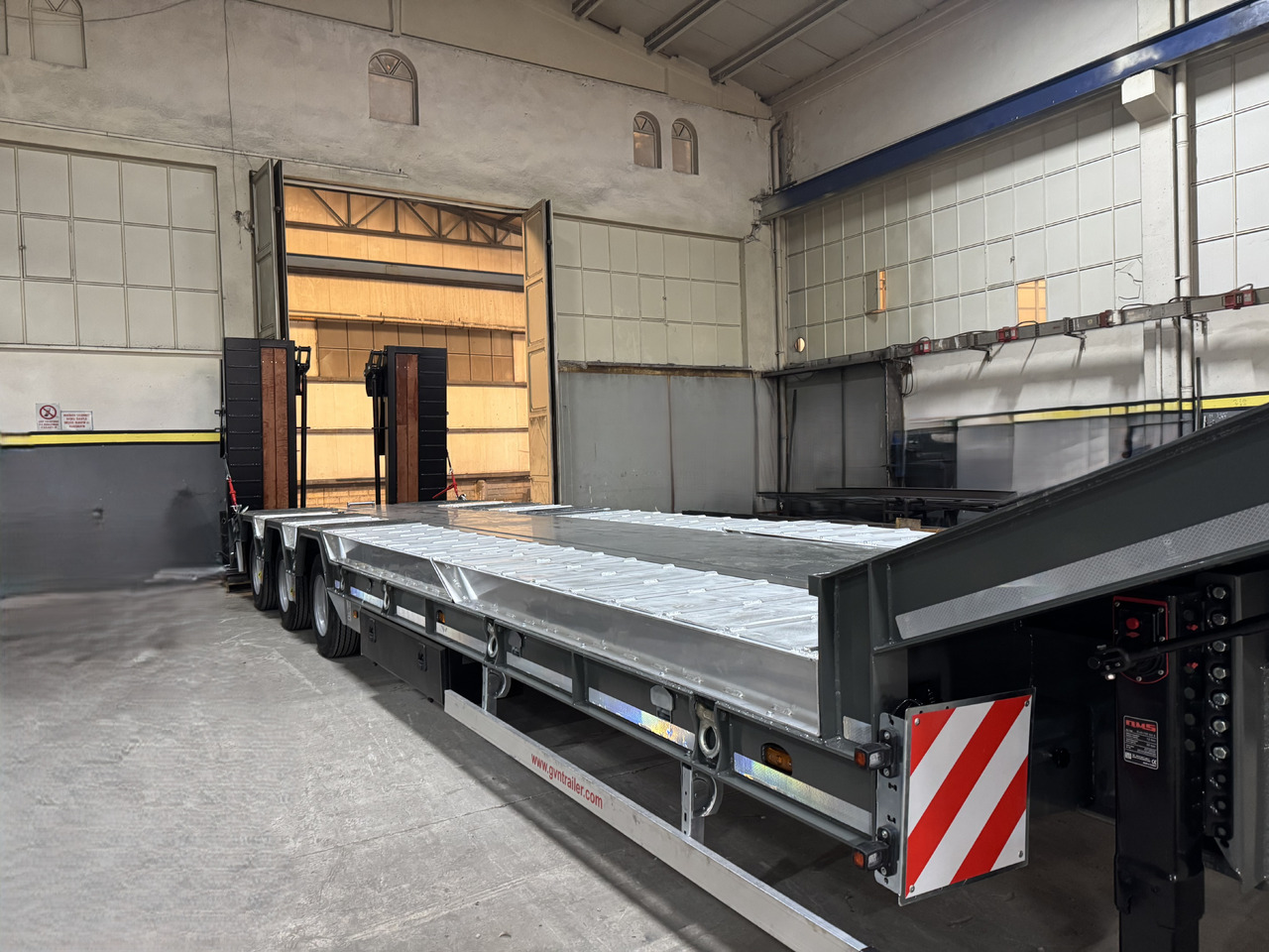 GVN Trailer 3 AXLE LOWBED WITH WHEEL RECESSES - Tieflader Auflieger: das Bild 3 GVN Trailer 3 AXLE LOWBED WITH WHEEL RECESSES - Tieflader Auflieger: das Bild 3