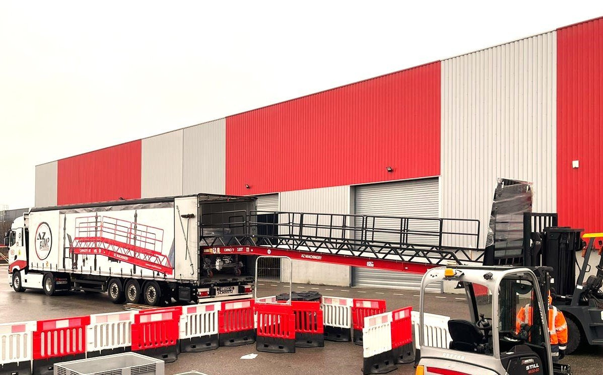 **RENTAL** Loading Ramp with with hydraulic tilting bridge - AZ RAMP - STAR- 8T. 8 ton capacity - Verladerampe: das Bild 3 **RENTAL** Loading Ramp with with hydraulic tilting bridge - AZ RAMP - STAR- 8T. 8 ton capacity - Verladerampe: das Bild 3